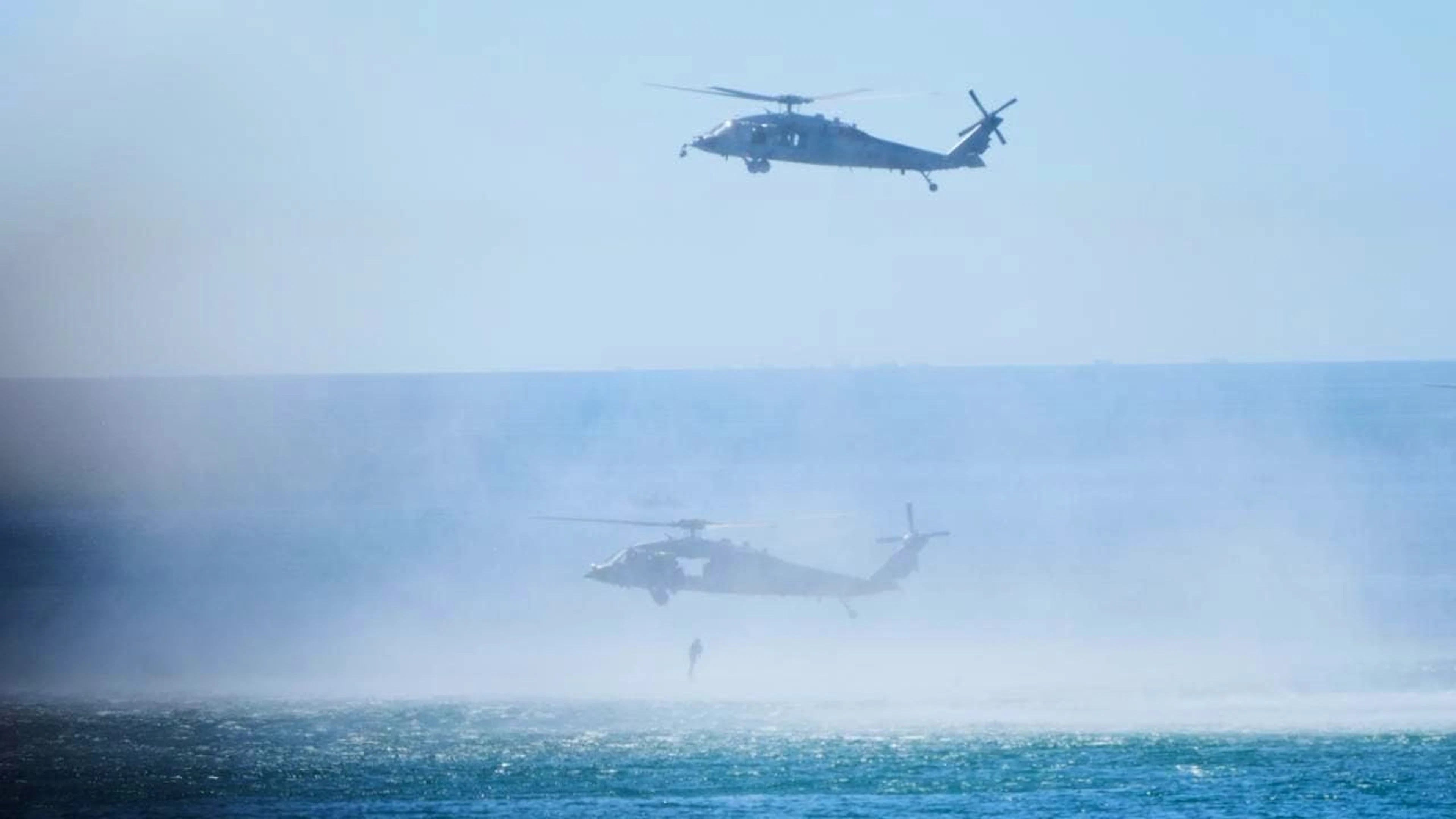 Nelle manovre intervengono diversi elicotteri dai quali i marines si esercitano negli sbarchi. (Immagine di un'esercitazione del 18 ottobre in Cliafornia)
