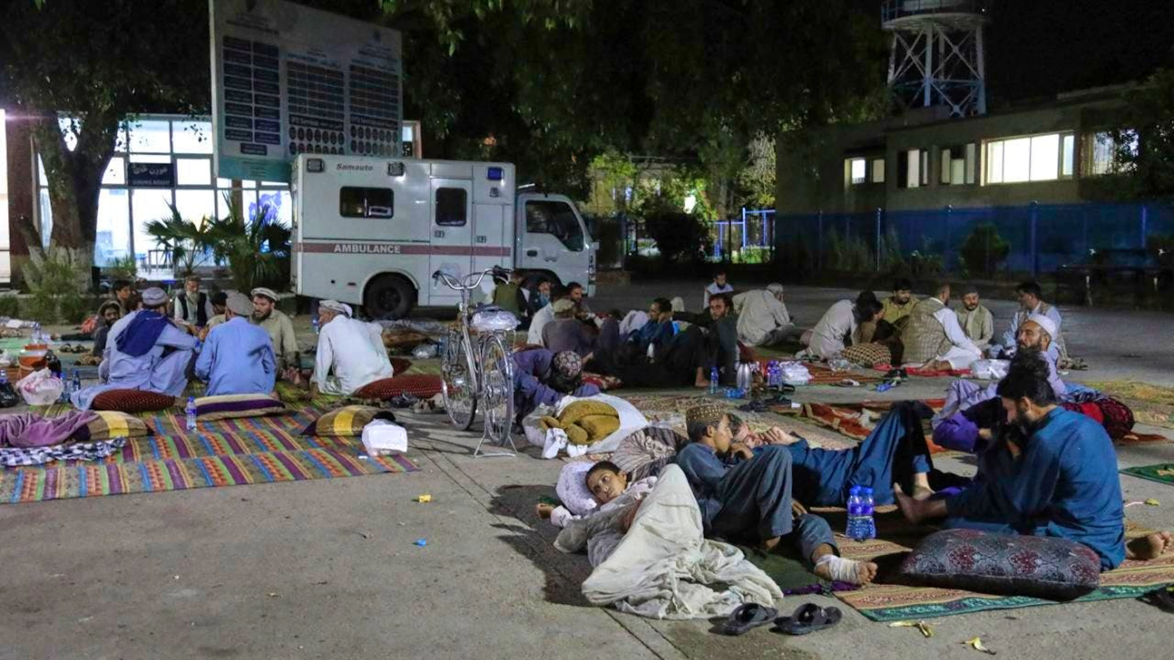 ARCHIV - Afghanen, die von einem starken Erdbeben betroffen sind, das am Sonntag, 31.08.2025, den Osten Afghanistans erschütterte, halten sich vor dem Nangarhar Regional Hospital auf. Foto: Siddiqullah Alizai/AP/dpa