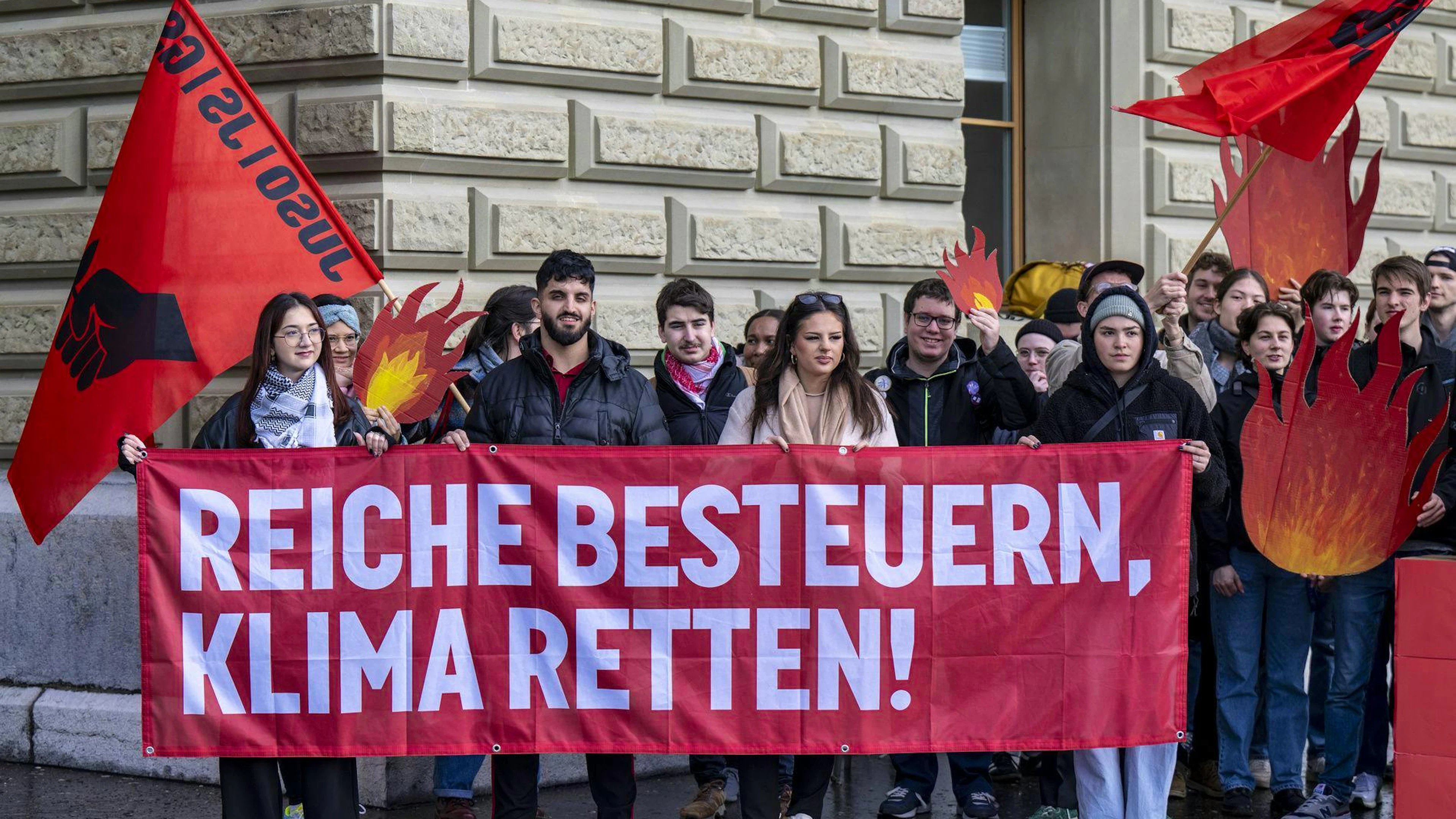 Erbschaften ab 50 Millionen Franken sollen künftig besteuert werden, um damit eine sozial gerechte Klimapolitik zu finanzieren.