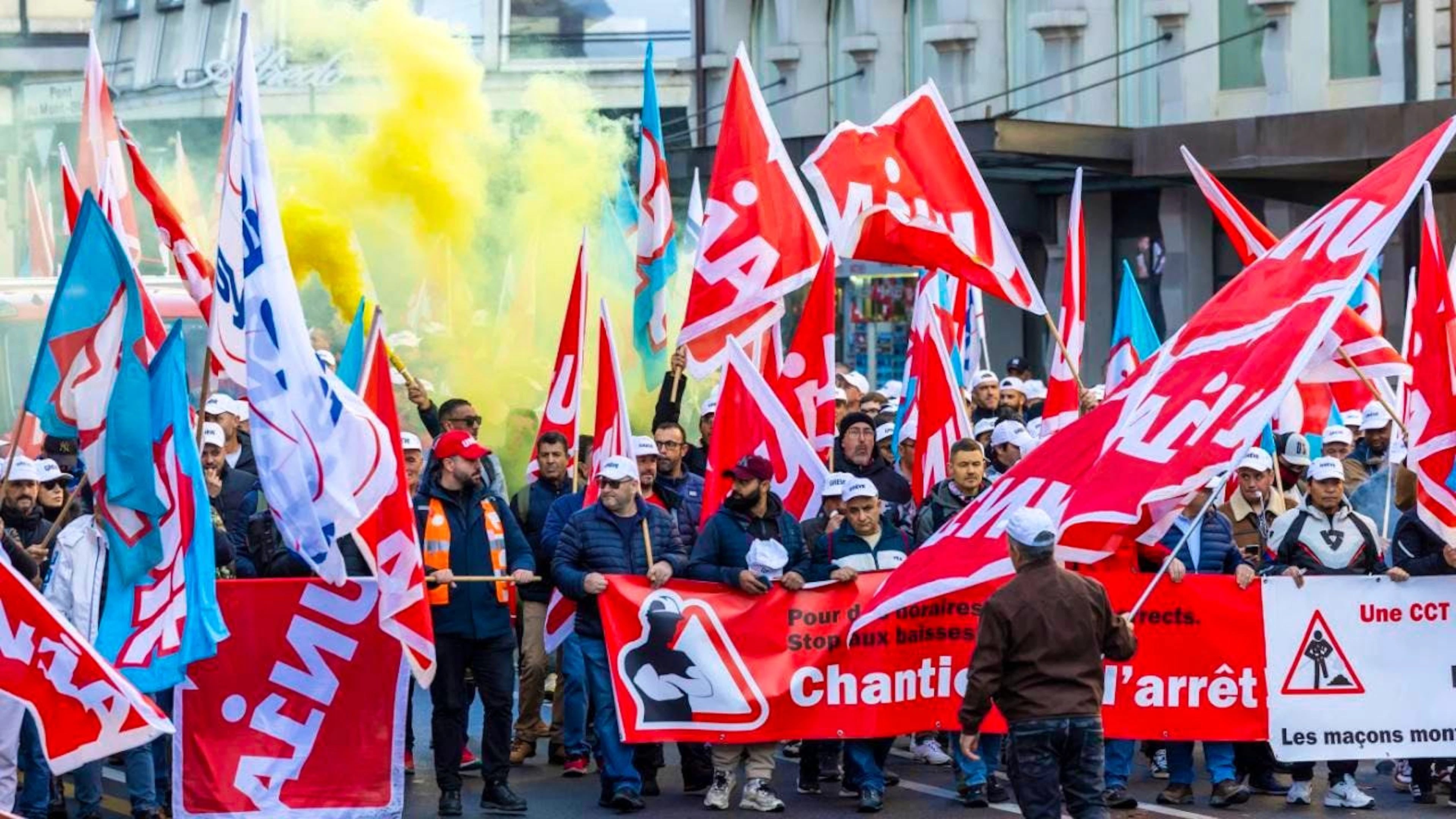 Quelque 1500 maçons ont défilé dans les rues de Genève lundi pour dénoncer leurs conditions de travail et demander une meilleure convention nationale.
