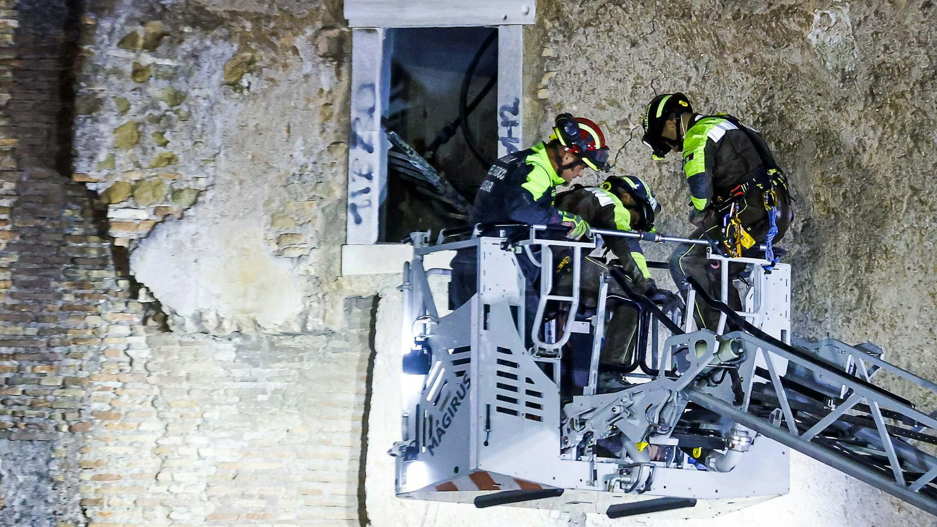 Feuerwehrleute retteten den unter den Trümmern gefangenen Arbeiter.&nbsp;