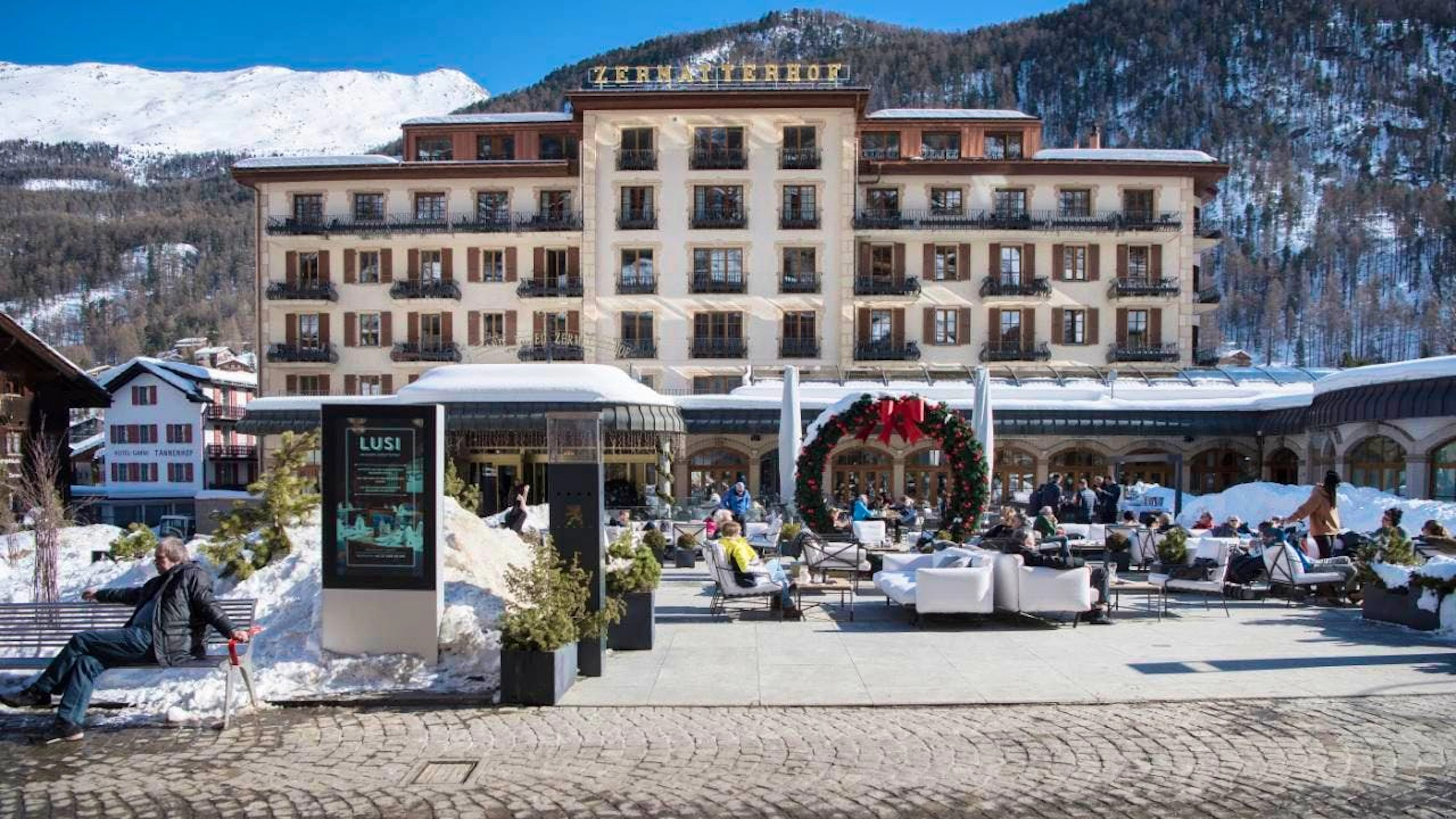 A settembre il settore alberghiero svizzero ha registrato un nuovo aumento di presenze, confermando il trend positivo e avvicinandosi al record di pernottamenti dello scorso anno. Nella foto il Grand Hotel Zermatterhof di Zermatt (immagine d'archivio).