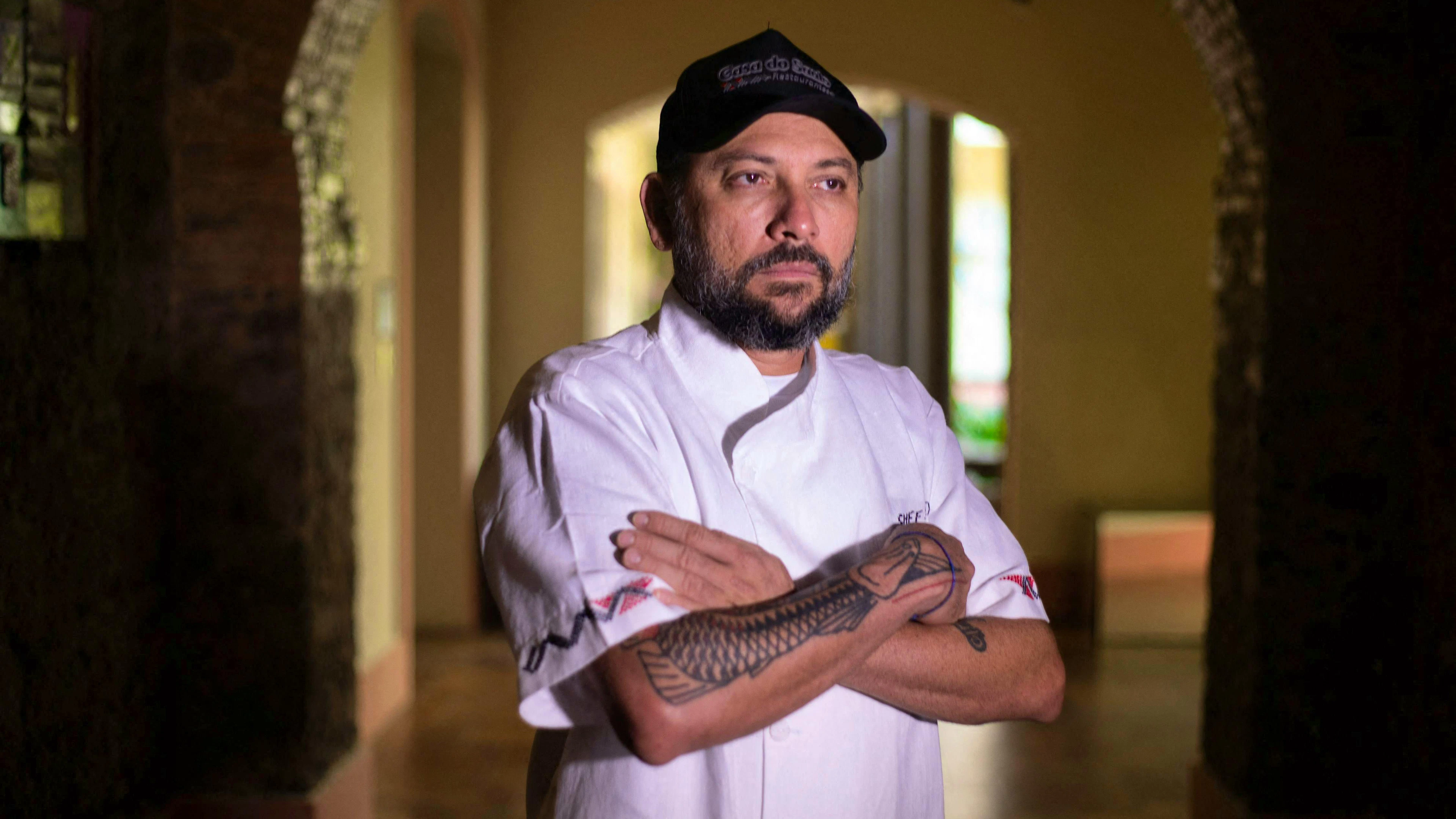 Lo chef Saulo Jennings posa nel suo ristorante Casa do Saulo Quinta de Pedras a Belém.