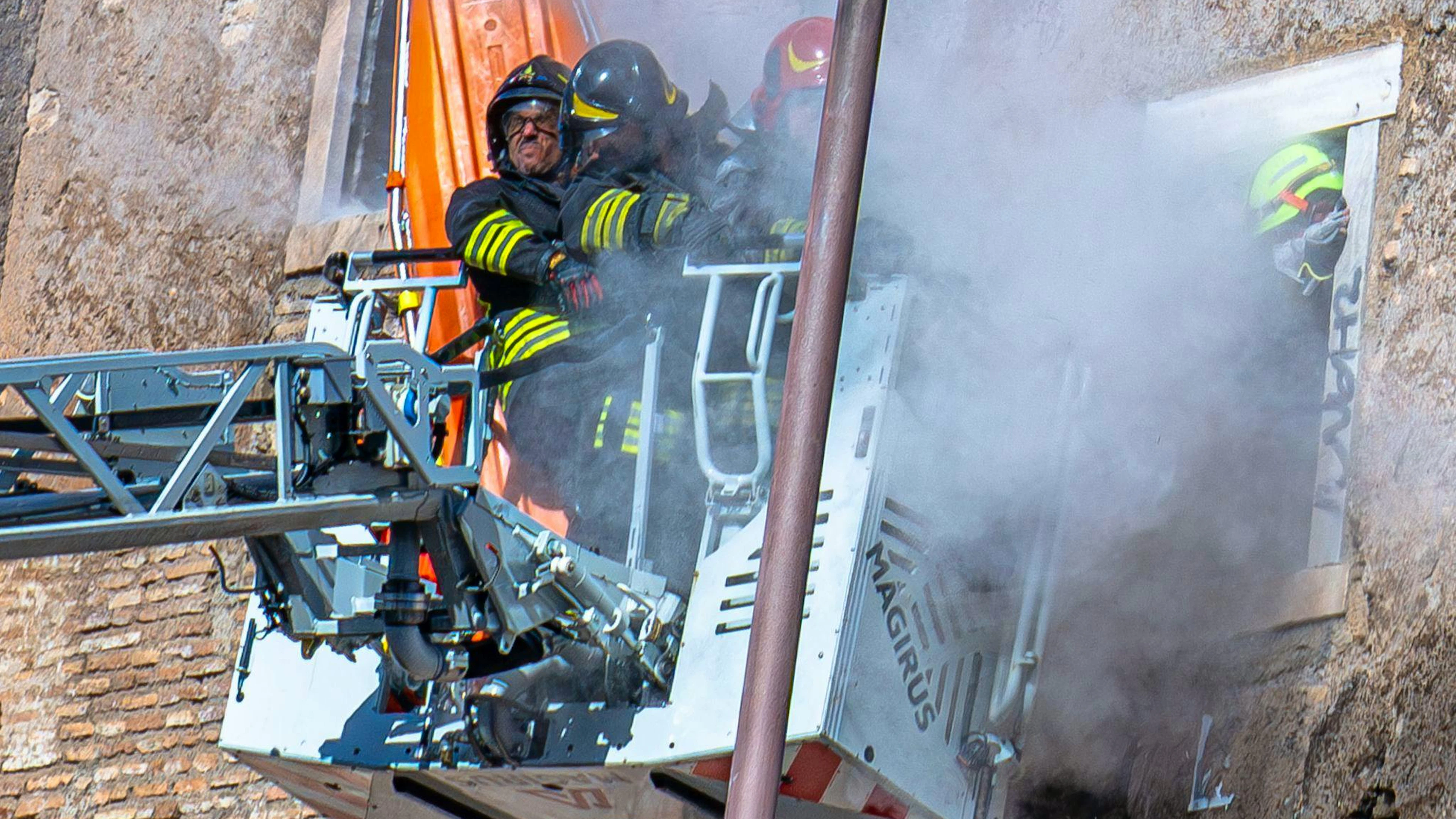 Während des Rettungseinsatzes der Feuerwehr stürzte ein weiterer Teil des Turms ein.