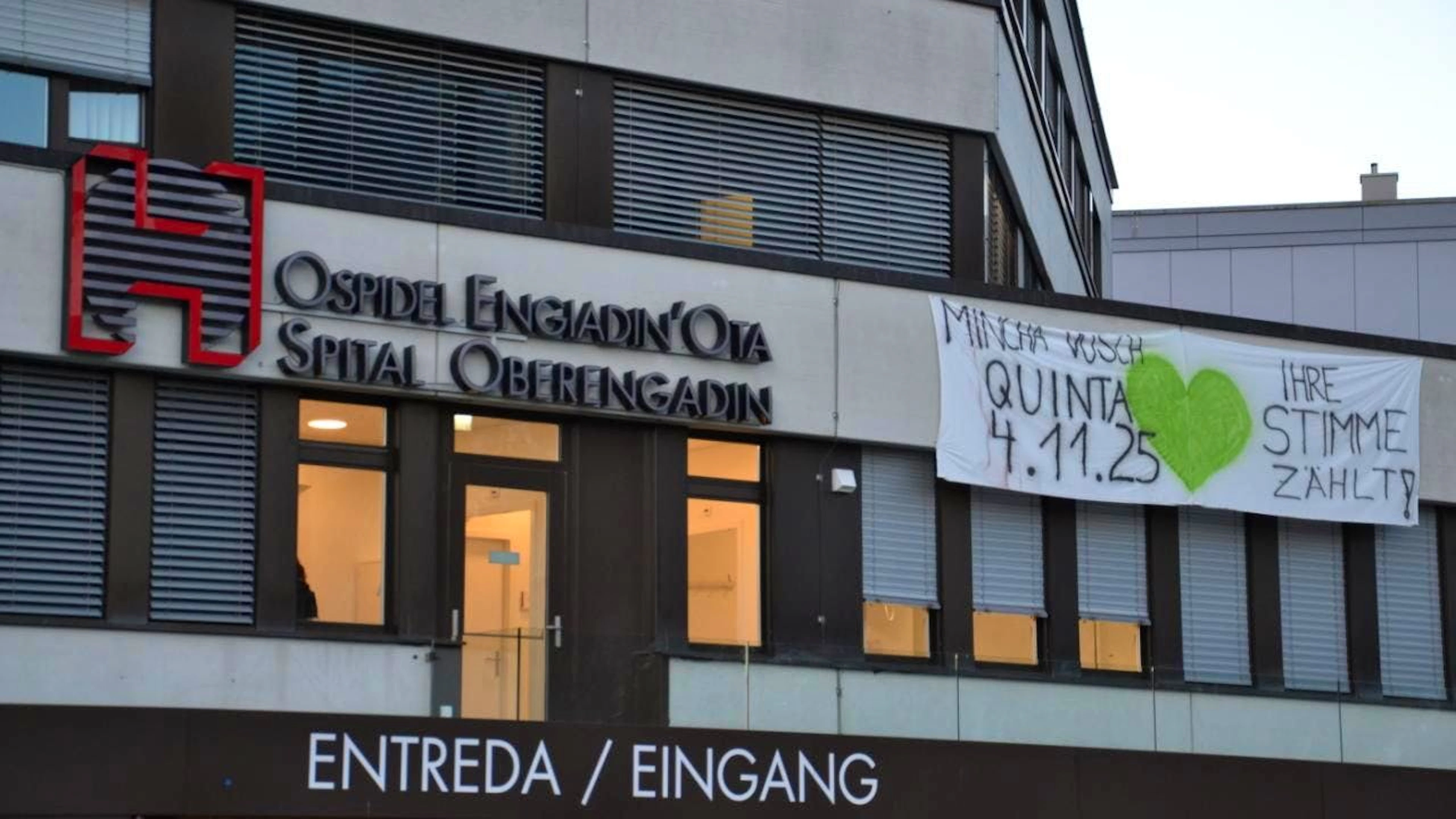 «Ogni voto conta». La scritta appesa all'entrata dell'ospedale dell'Alta Engadina esorta i cittadini a partecipare alle assemblee comunali per decidere il futuro della seconda struttura sanitaria più grande del Canton Grigioni.
