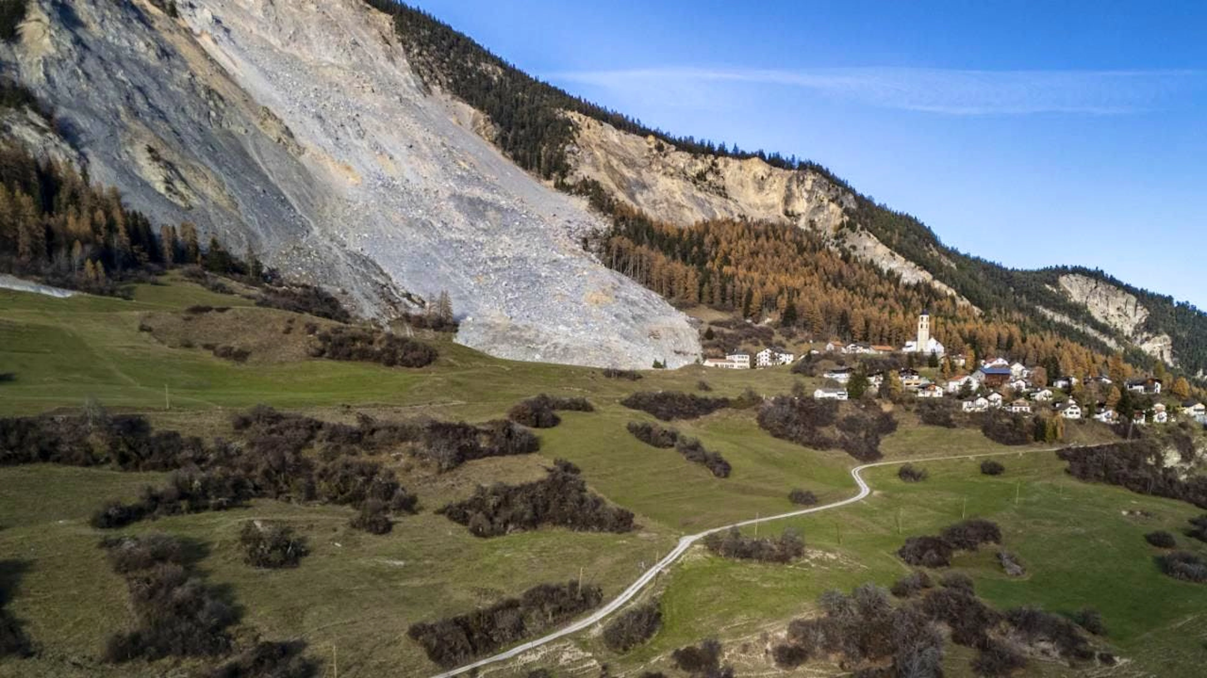 Il villaggio di Brienz/Brinzauls, minacciato da una grande frana, è evacuato da quasi un anno.