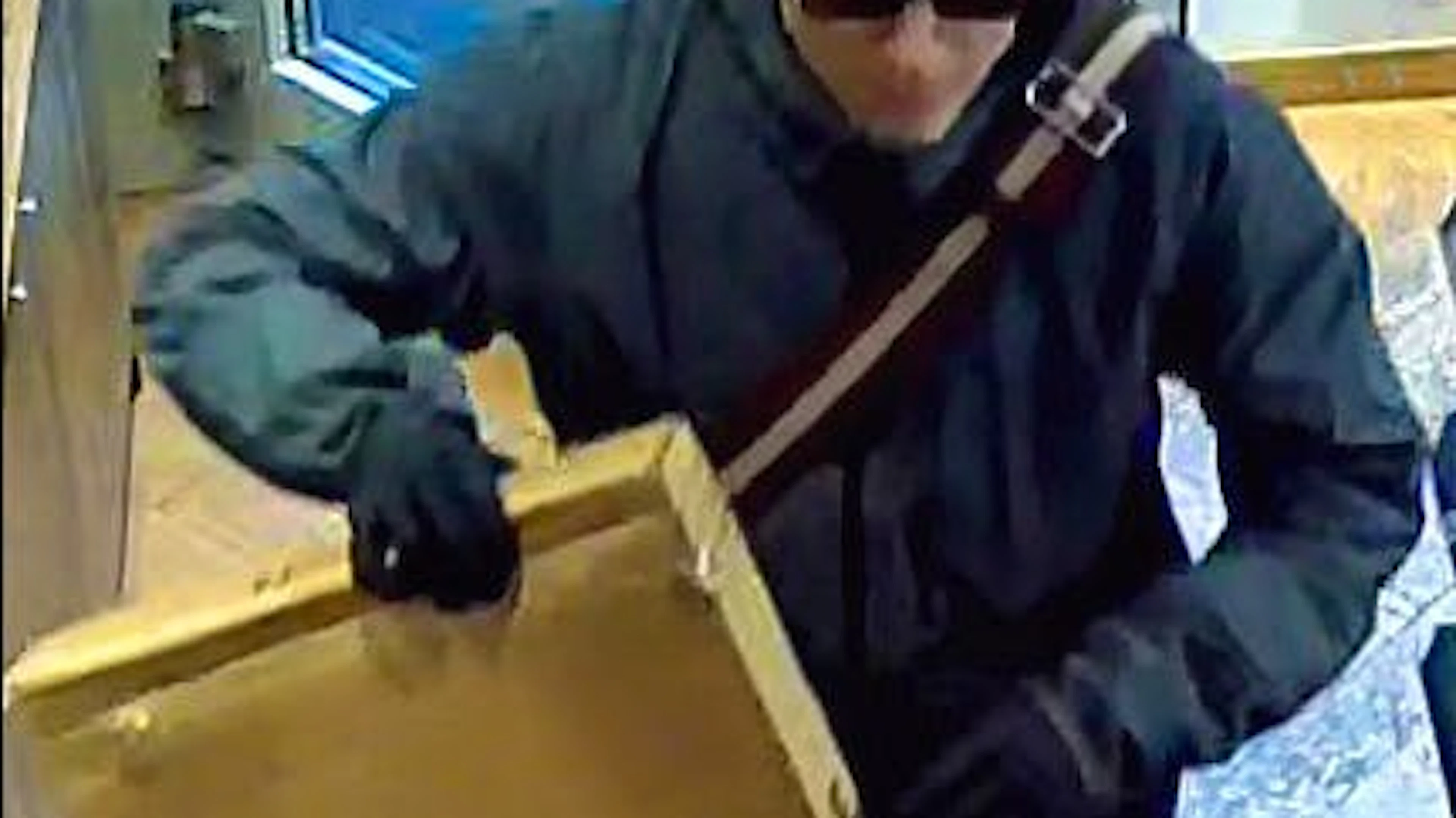 Mit diesem Bild fahndet die Luzerner Polizei nach dem Täter.