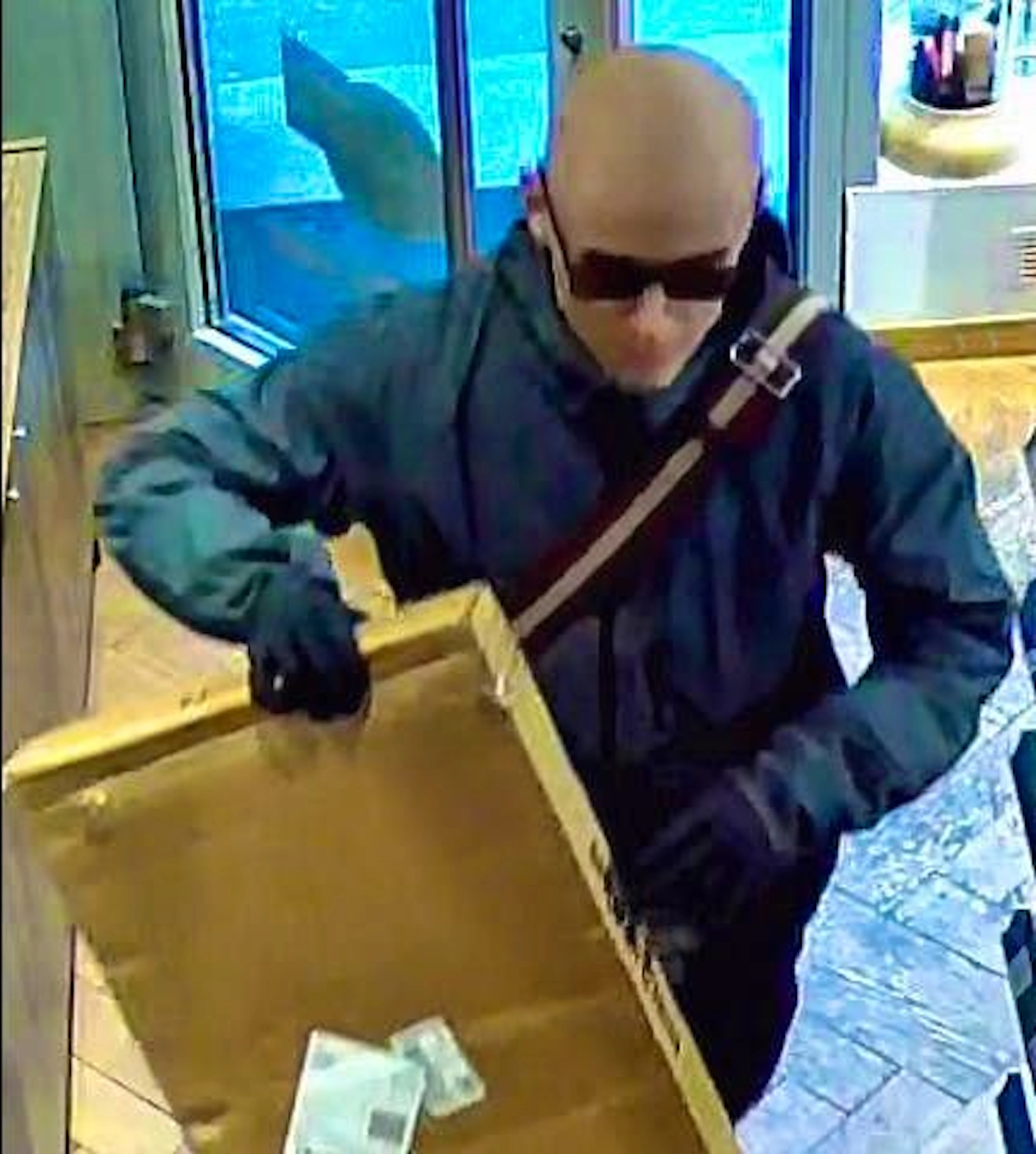 The Lucerne police are using this picture to search for the perpetrator.