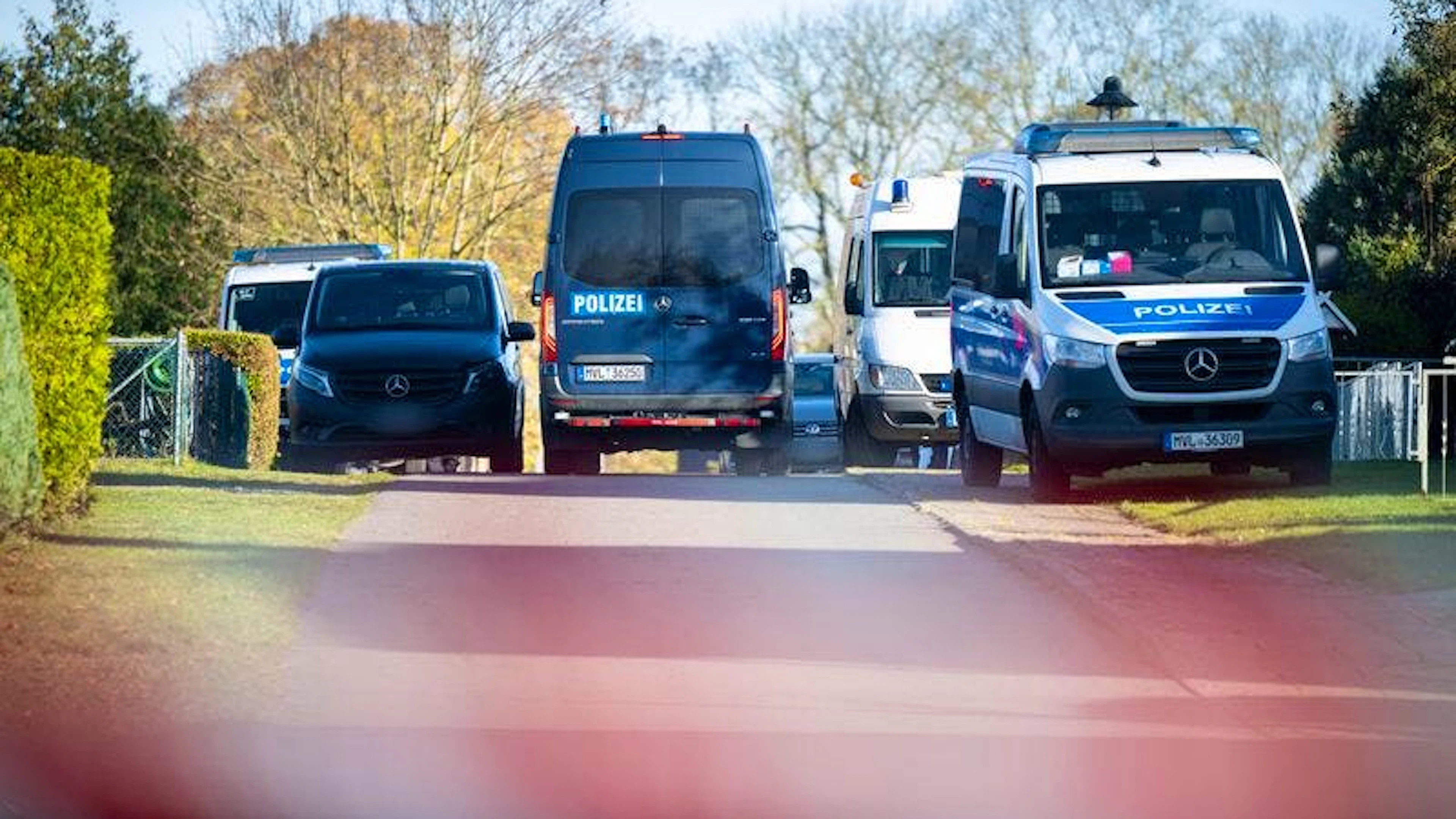 Mehrere Objekte in Reimershagen und im Nachbarort Rum Kogel wurden von der Polizei durchsucht. 