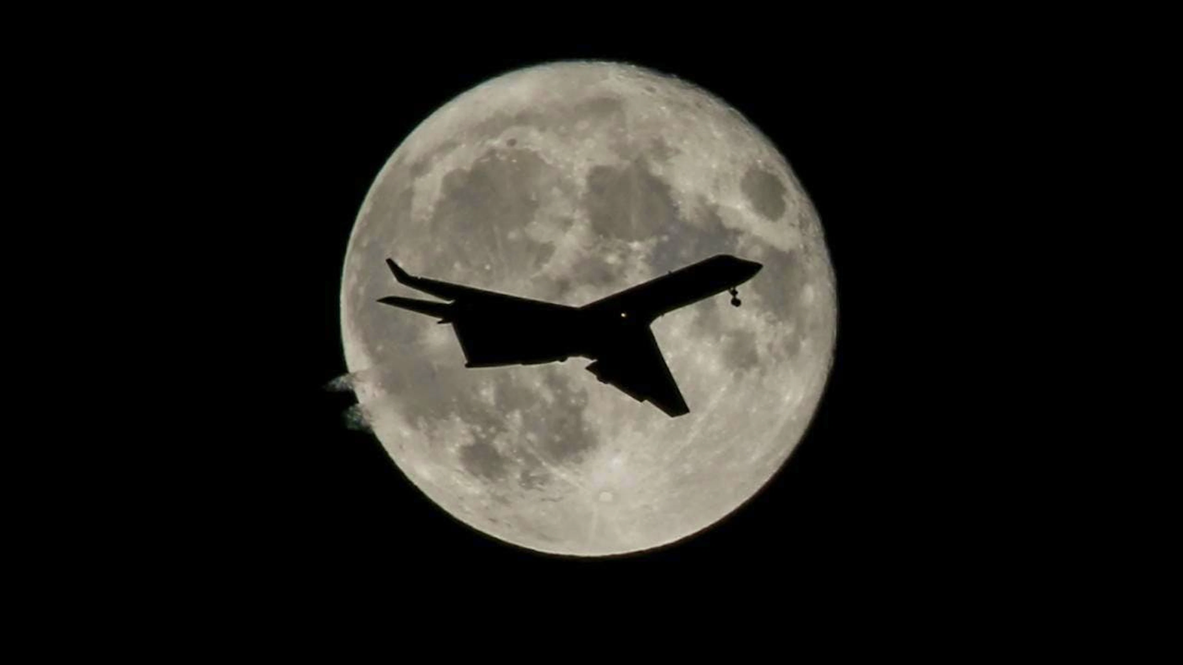 ARCHIV - Ein Flugzeug ist in der Nähe von Los Angeles vor dem Vollmond zu sehen. Foto: Ringo Chiu/ZUMA Wire/dpa - ACHTUNG: Nur zur redaktionellen Verwendung und nur mit vollständiger Nennung des vorstehenden Credits