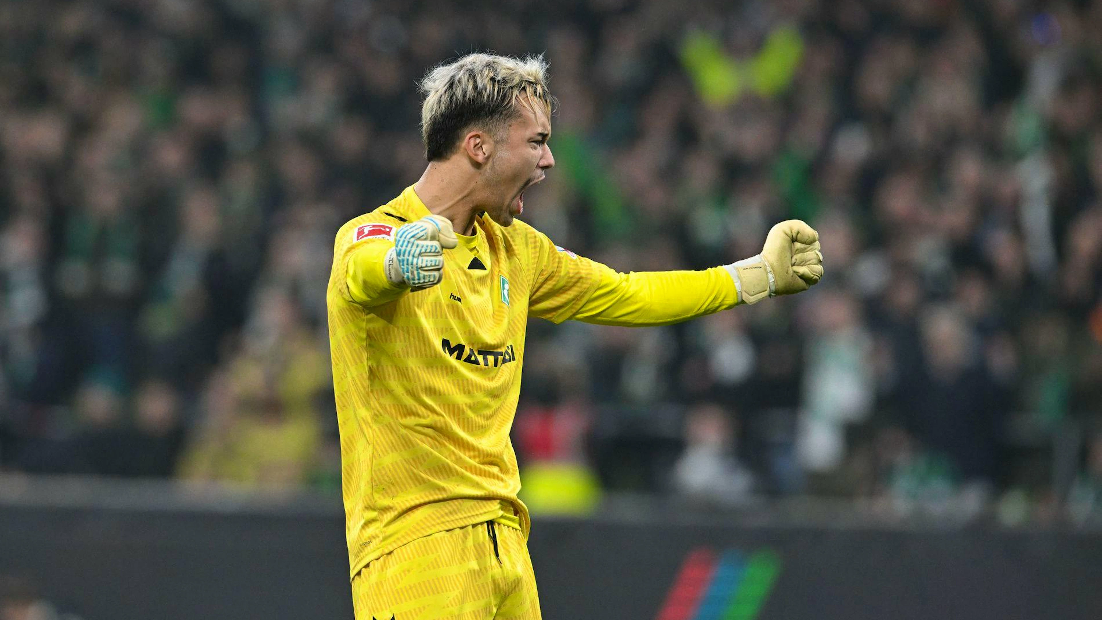 Werder-Torwart Mio Backhaus jubelt nach dem Schlusspfiff über den Sieg.