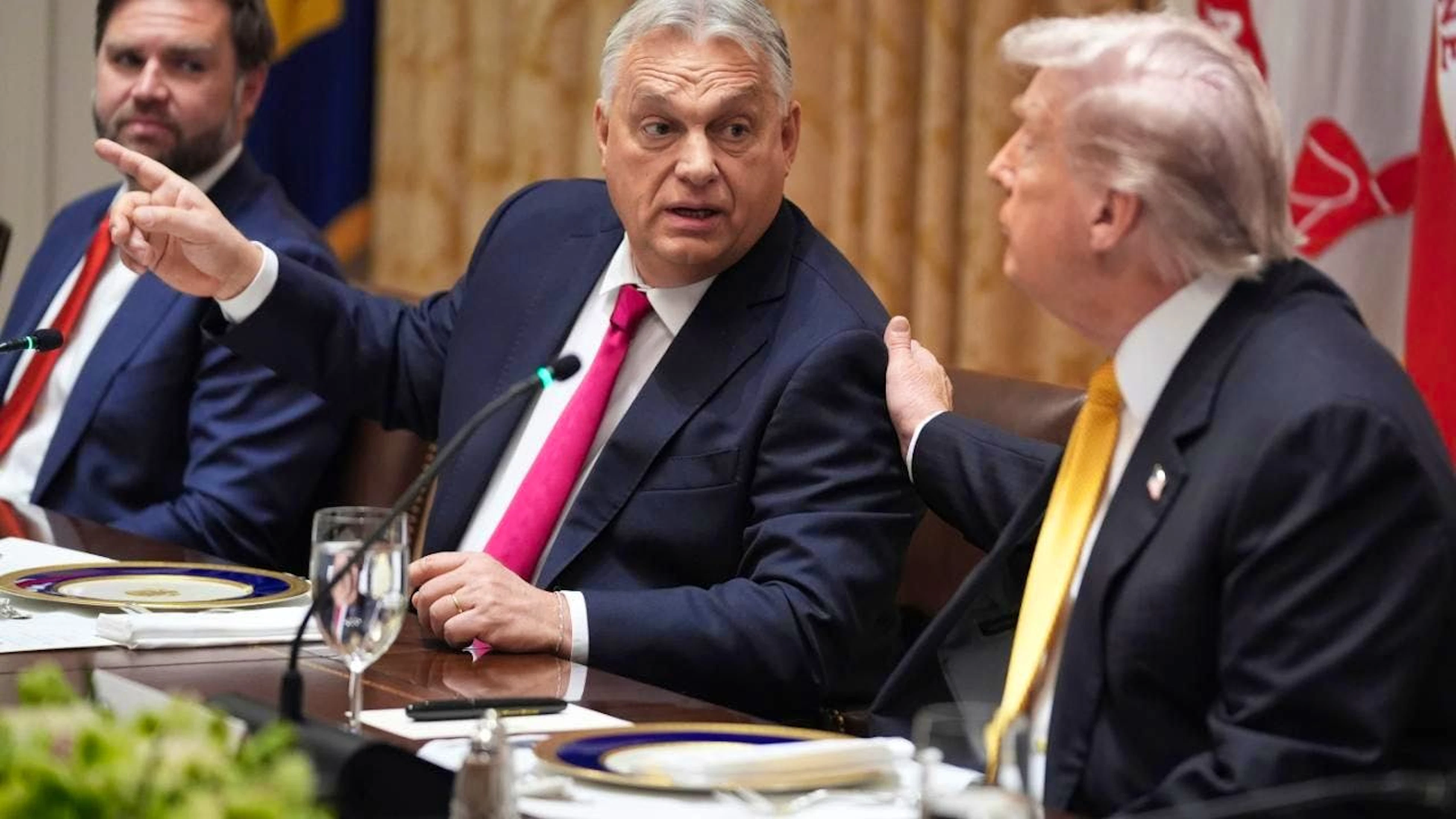 US-Präsident Donald Trump spricht zu Reportern während eines Treffens mit Ungarns Ministerpräsident Viktor Orban, während Vizepräsident JD Vance (r-l) im Kabinettsaal des Weißen Hauses zuhört. Foto: Evan Vucci/AP/dpa