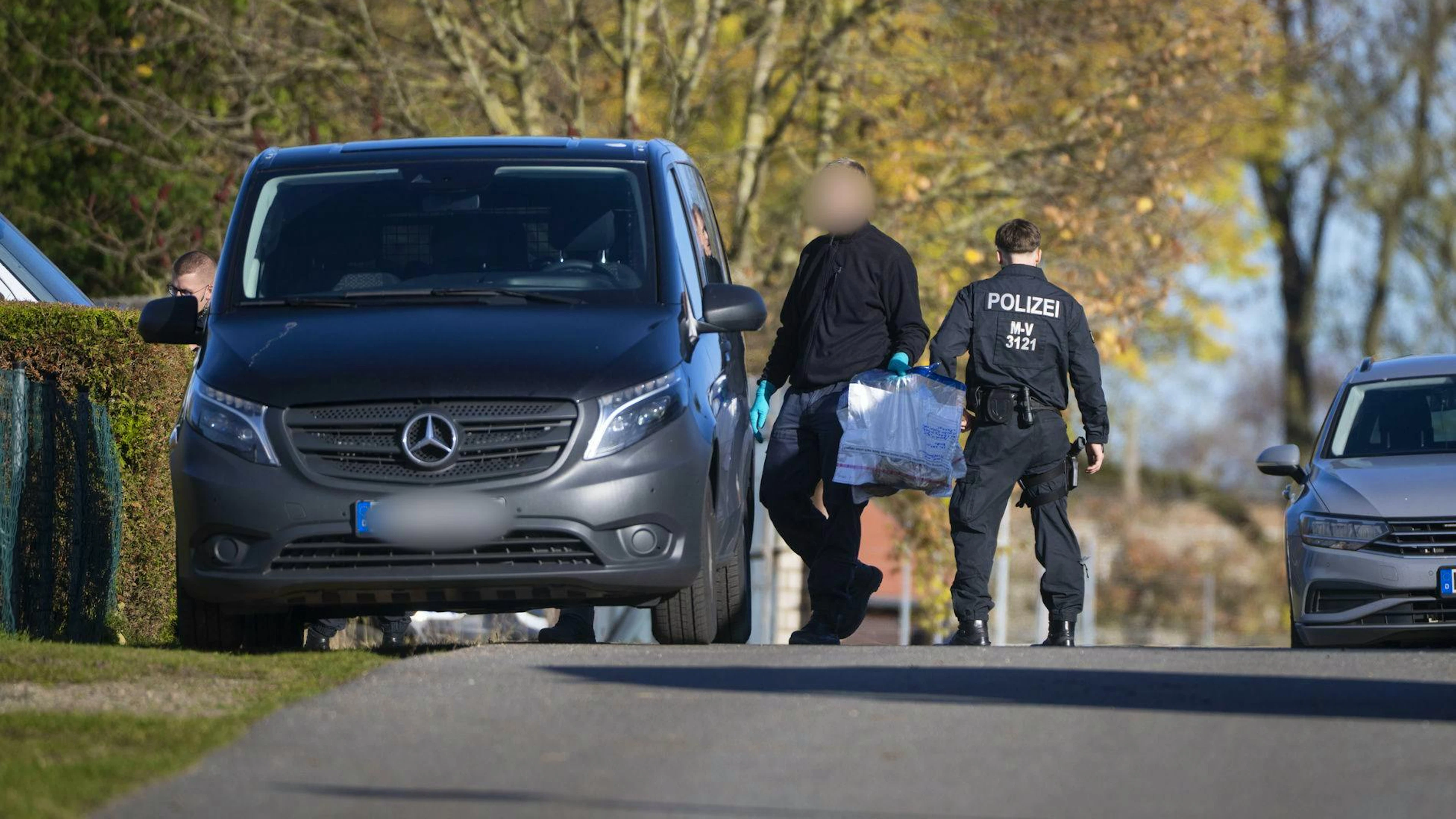 Nach zahlreichen Hinweisen bei «Aktenzeichen XY» durchsuchte die Polizei am Donnerstag mehrere Objekte in Reimershagen und im Nachbarort Rum Kogel.
