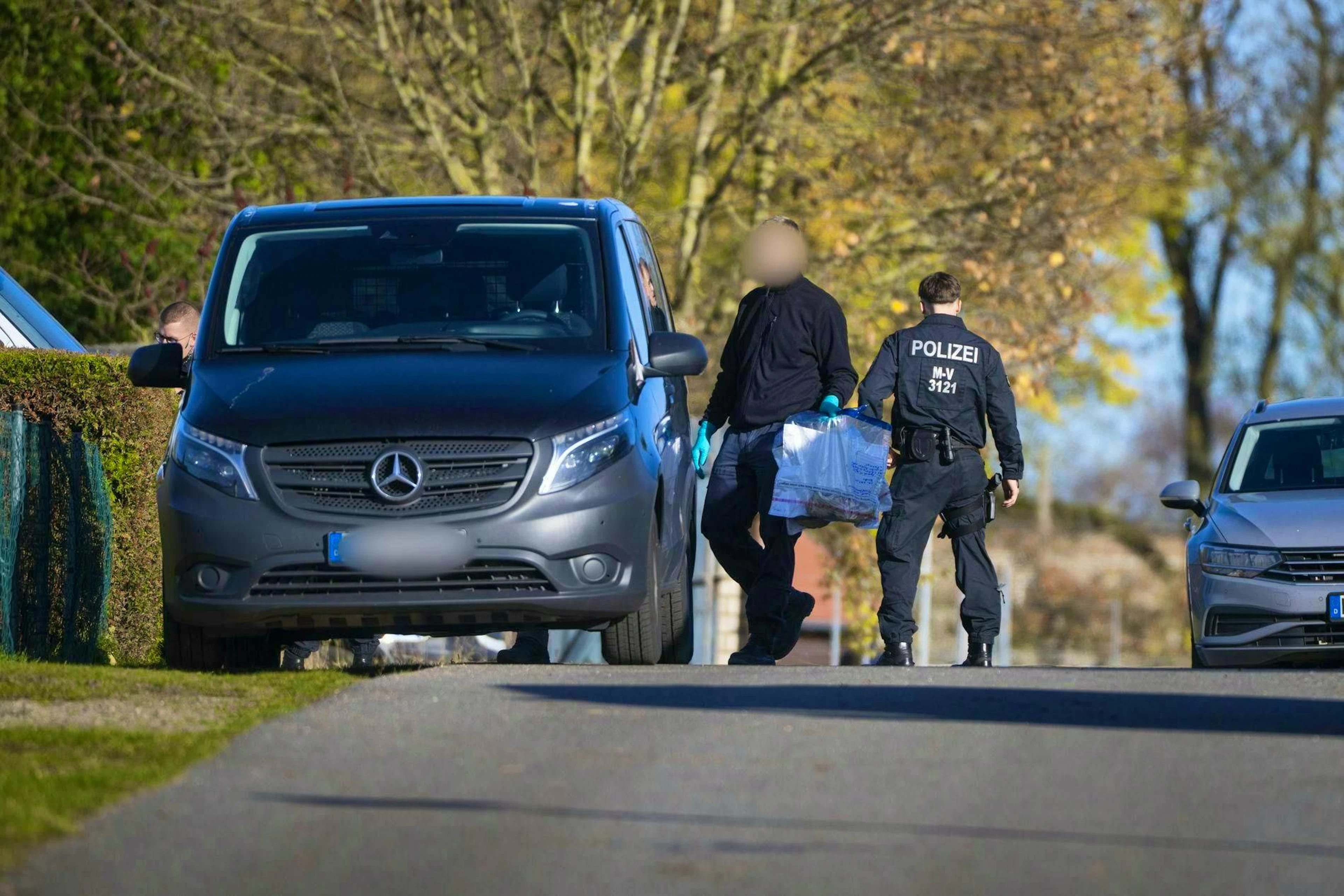 Following numerous tips on "Aktenzeichen XY", the police searched several properties in Reimershagen and the neighboring village of Rum Kogel on Thursday.