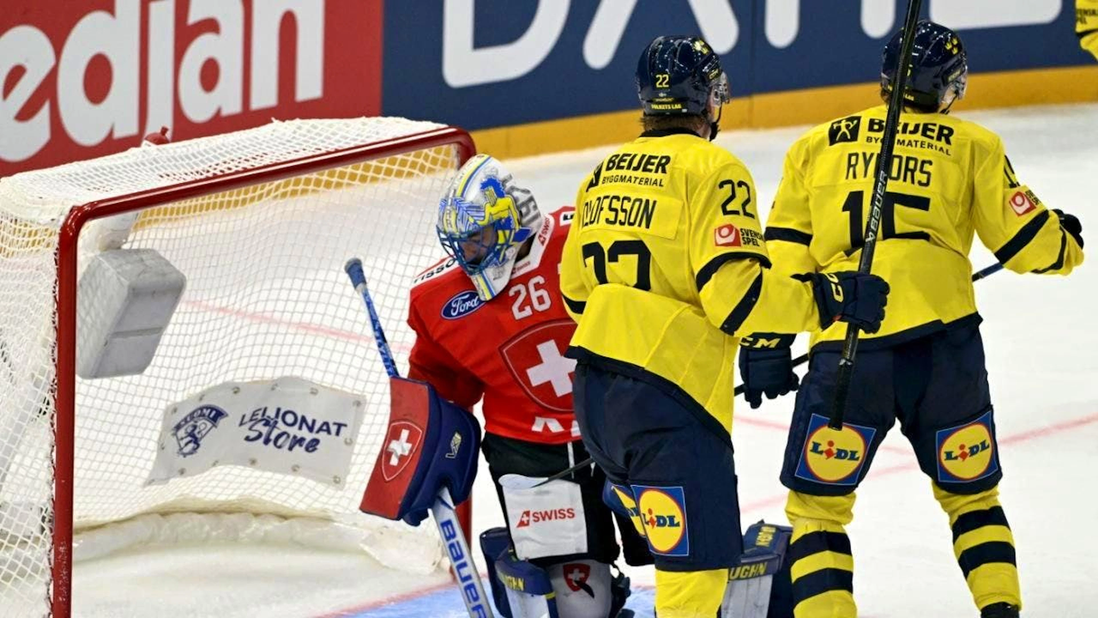 Ein schwieriger Nachmittag: Der Schweizer Goalie Sandro Aeschlimann hat gegen seinen Davoser Teamkollegen Simon Ryfors das Nachsehen
