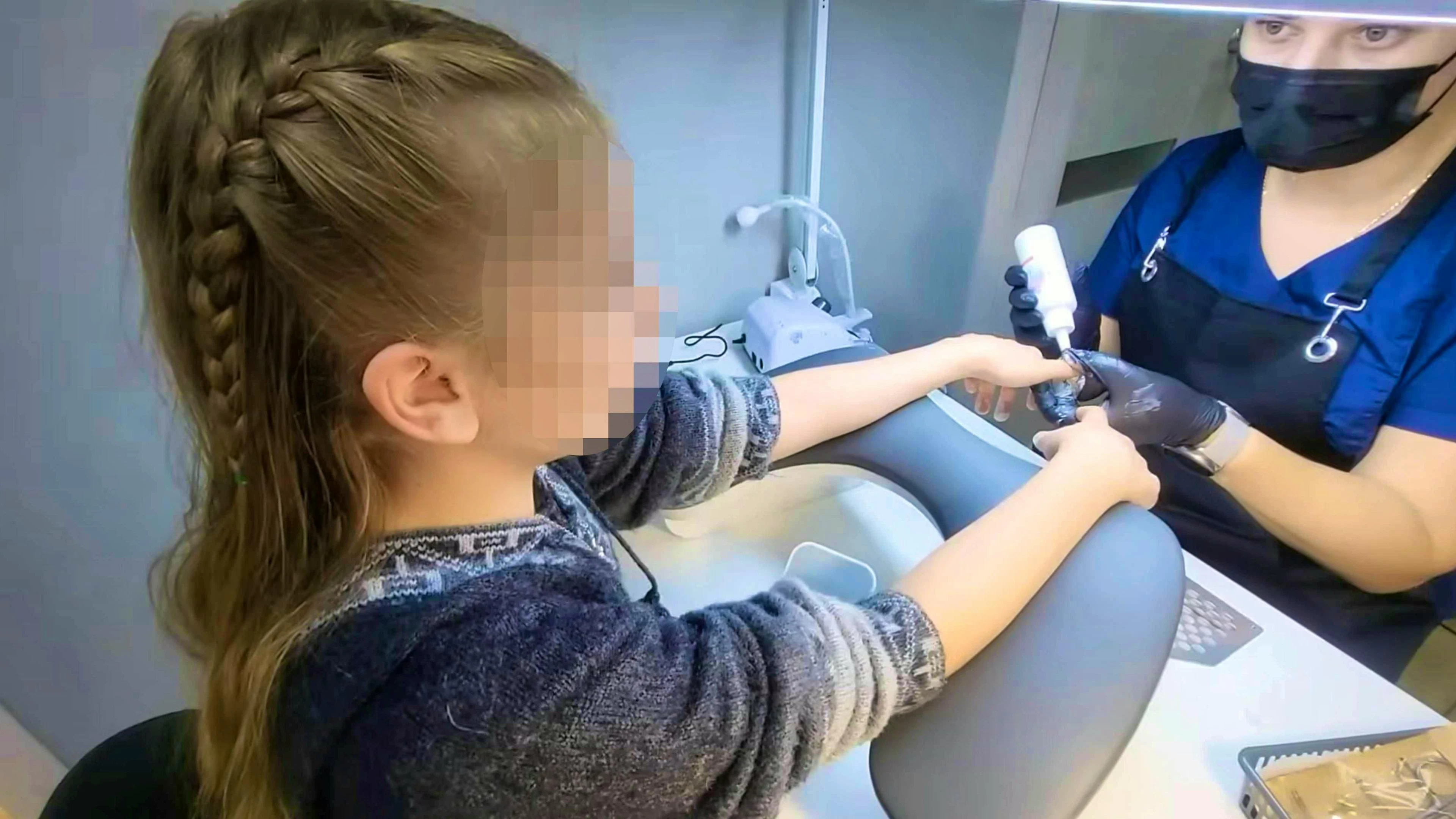 Nouveau look : l'une des filles fête son douzième anniversaire en octobre et peut se faire faire les ongles pendant que sa maman filme.