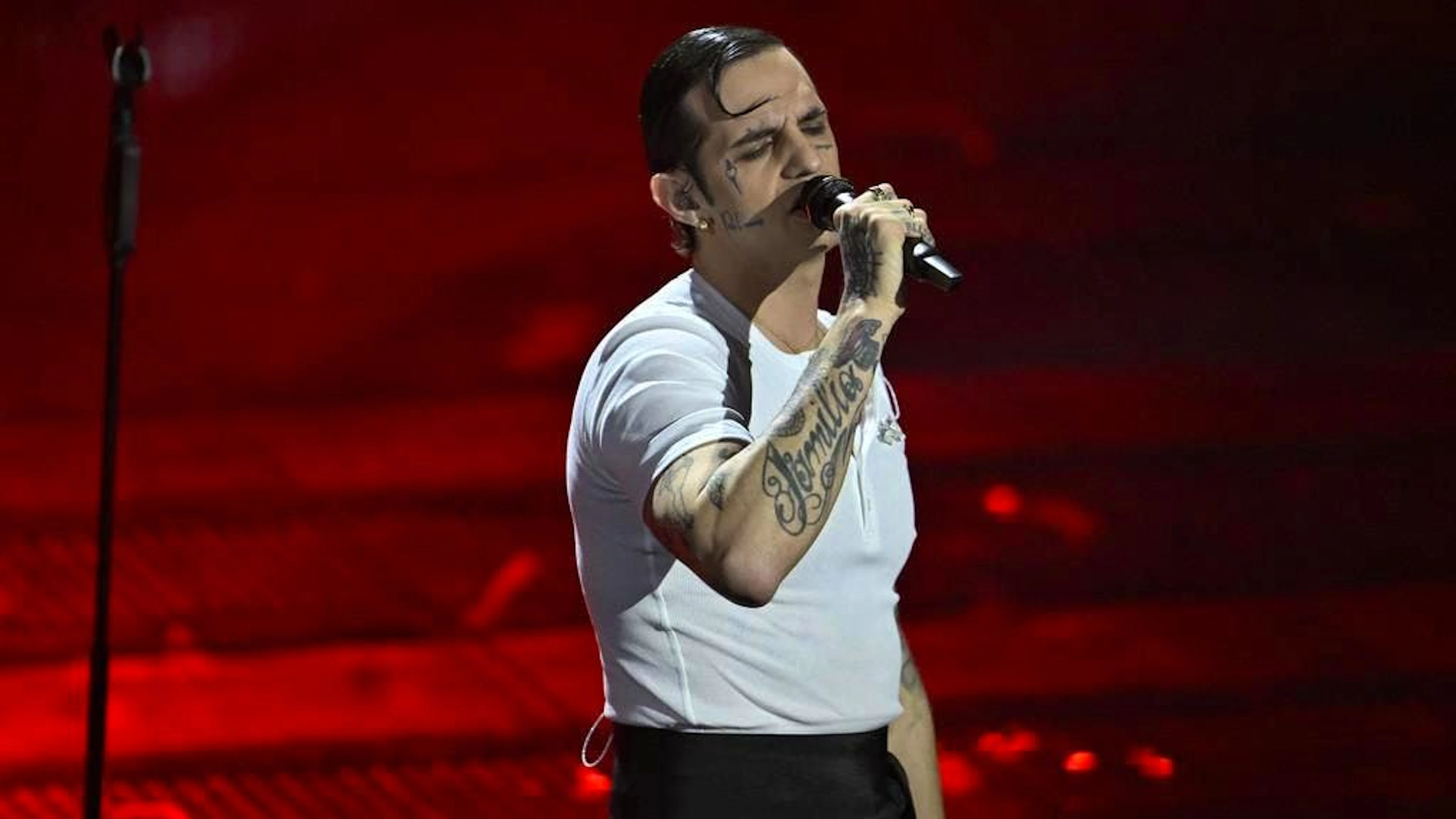 Il prossimo 10 giugno Achille Lauro si esibirà allo Stadio Olimpico di Roma.