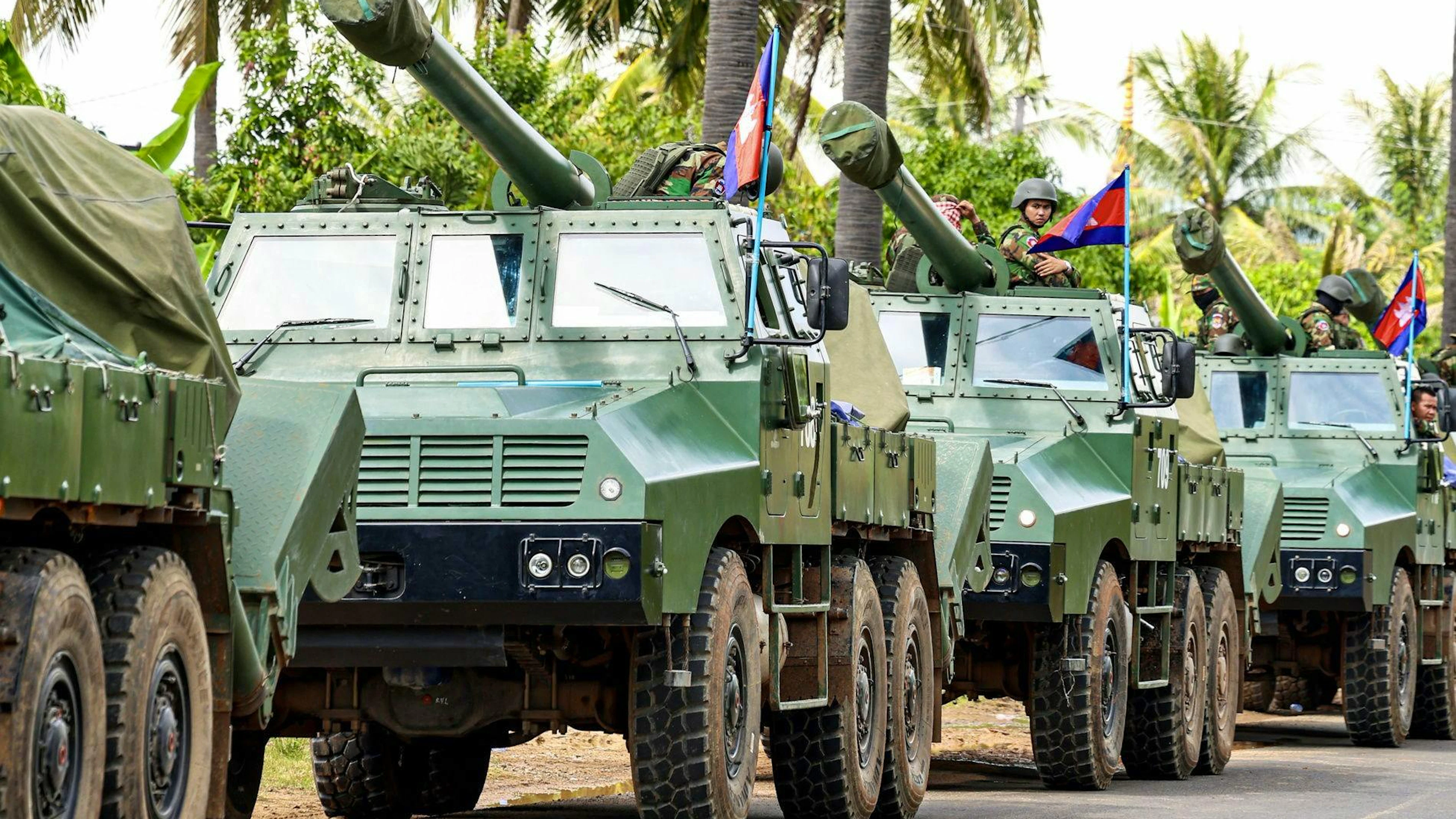 Veicoli militari cambogiani in movimento