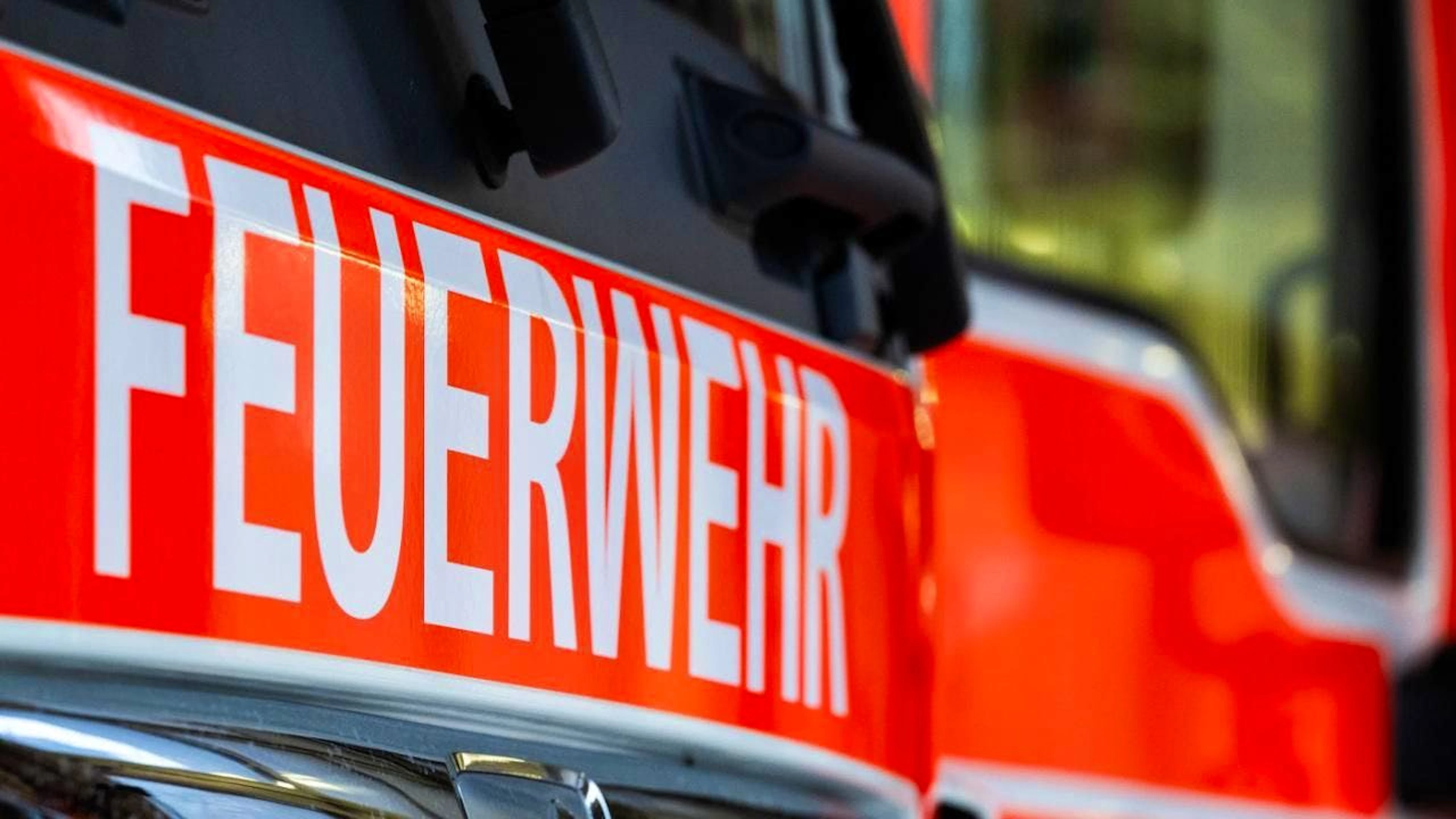 Die Feuerwehr war mit rund 60 Einsatzkräften vor Ort. Sie konnte den Brand unter Kontrolle bringen und nach mehreren Stunden vollständig löschen. (Symbolbild)
