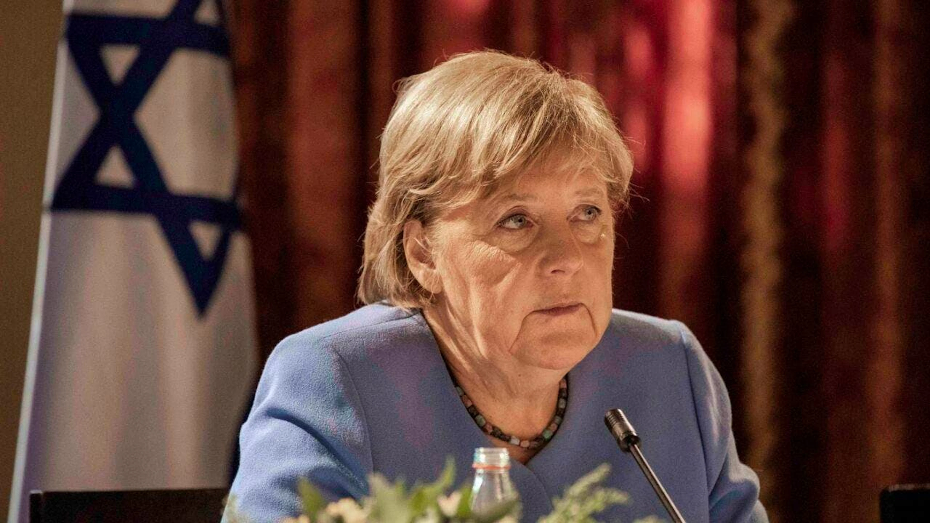 ARCHIV - Die damalige Bundeskanzlerin Angela Merkel (CDU) nimmt im Jahr 2021 an einem Treffen mit Vertretern des Instituts für nationale Sicherheitsstudien (INSS) teil. Foto: Ilia Yefimovich/dpa