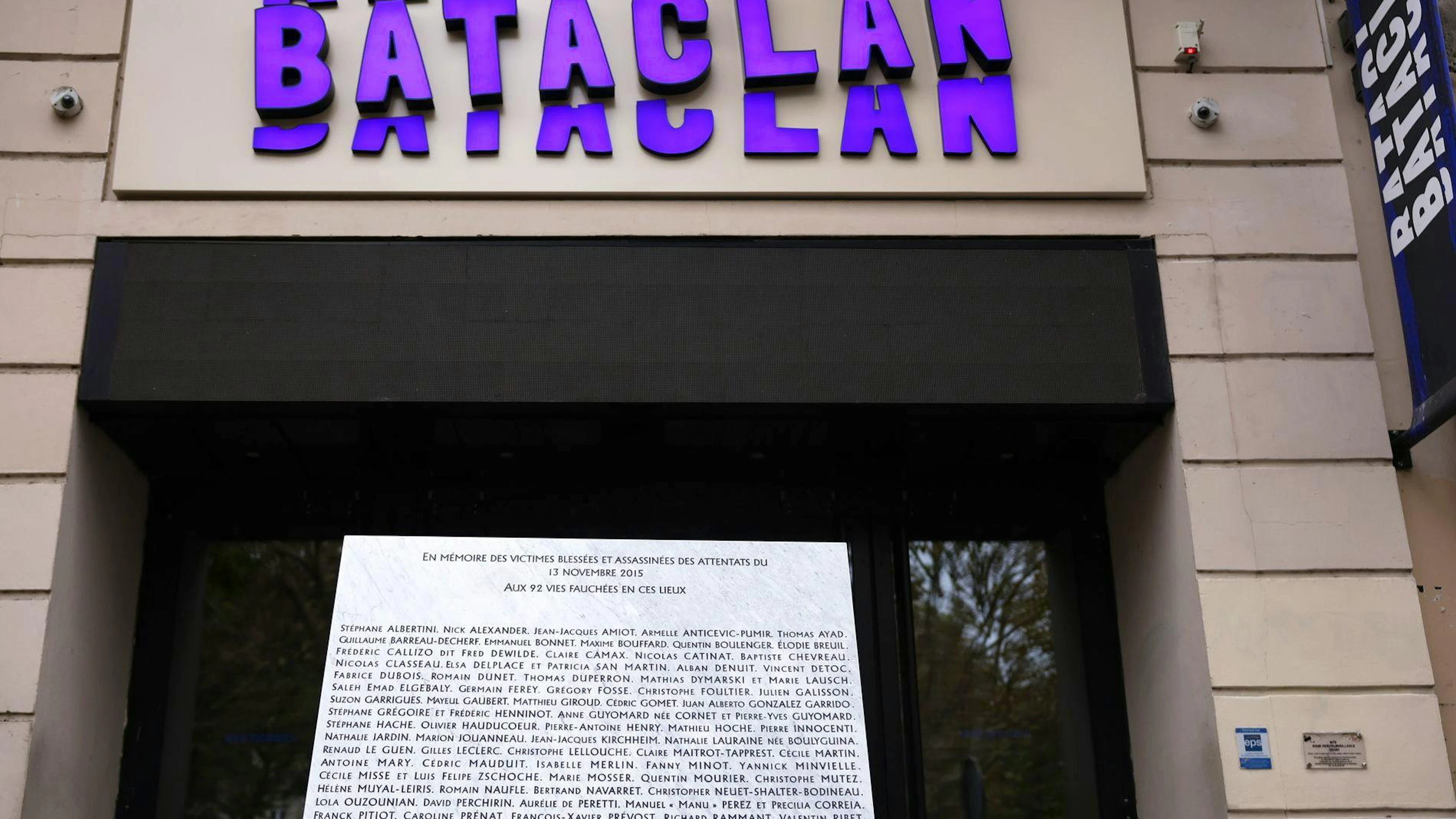 Il 13 novembre 2015, uomini armati hanno ucciso 130 persone in una serie di attacchi terroristici in diversi caffè parigini, allo stadio Stade de France e al concerto degli Eagles of Death Metal al teatro Bataclan