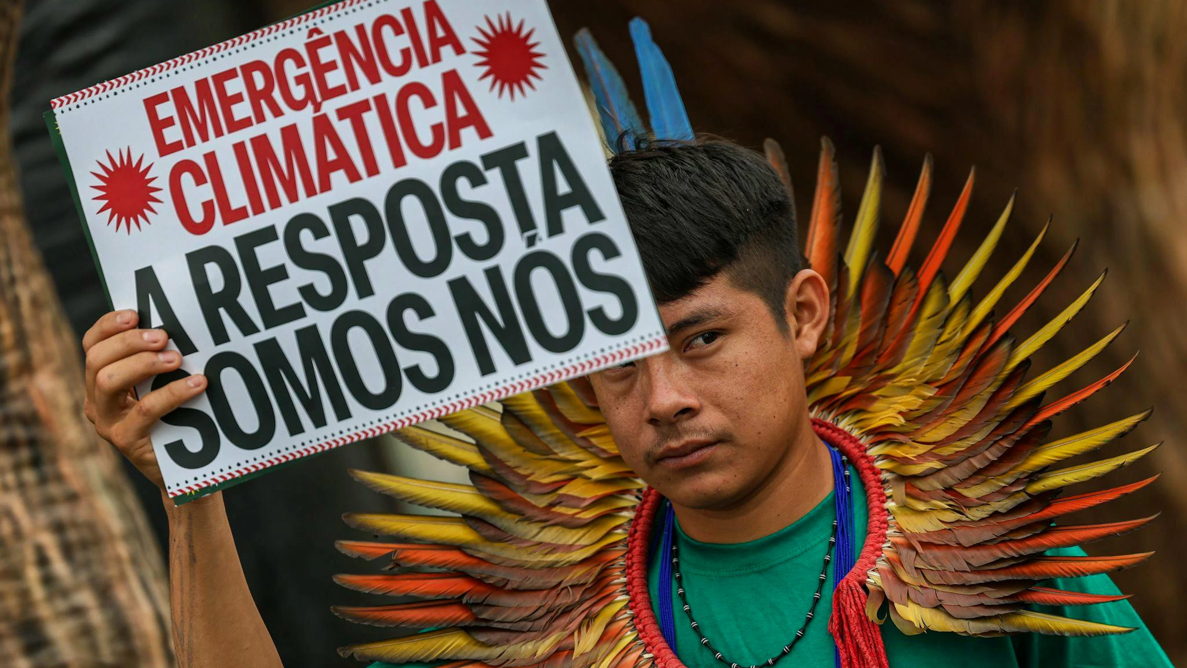 Ein Aktivist ist vor dem Gelände der Weltklimakonferenz in Brasilien zu sehen.&nbsp;