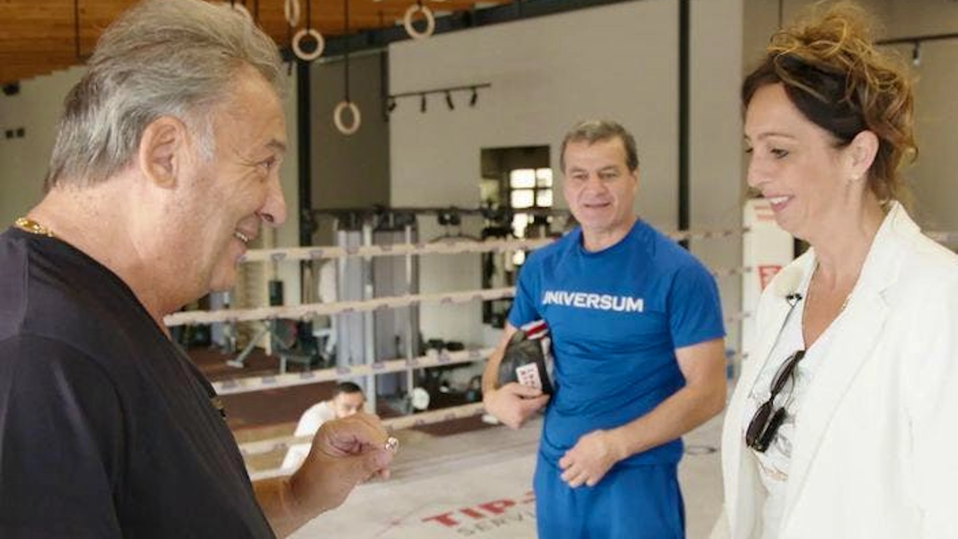 Überraschungs-Antrag im Boxring: Mike will Heidi heiraten.