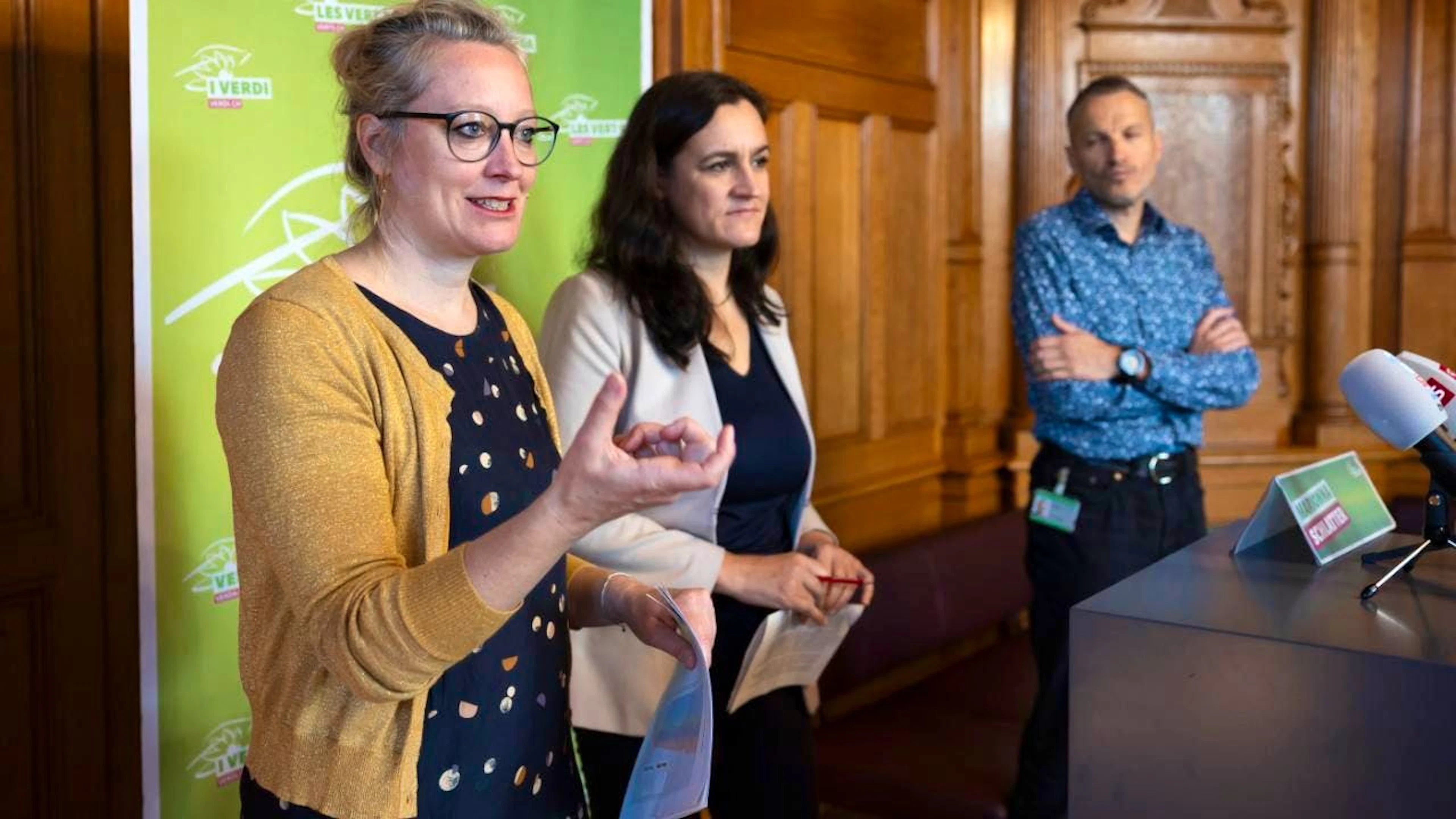 Grünen-Fraktionschefin Aline Trede (im Vordergrund) fordert zusammen mit Nationalrätin Marionna Schlatter (ZH) und Christophe Clivaz (VS), unverzüglich einen nationalen Klimagipfel zu organisieren.