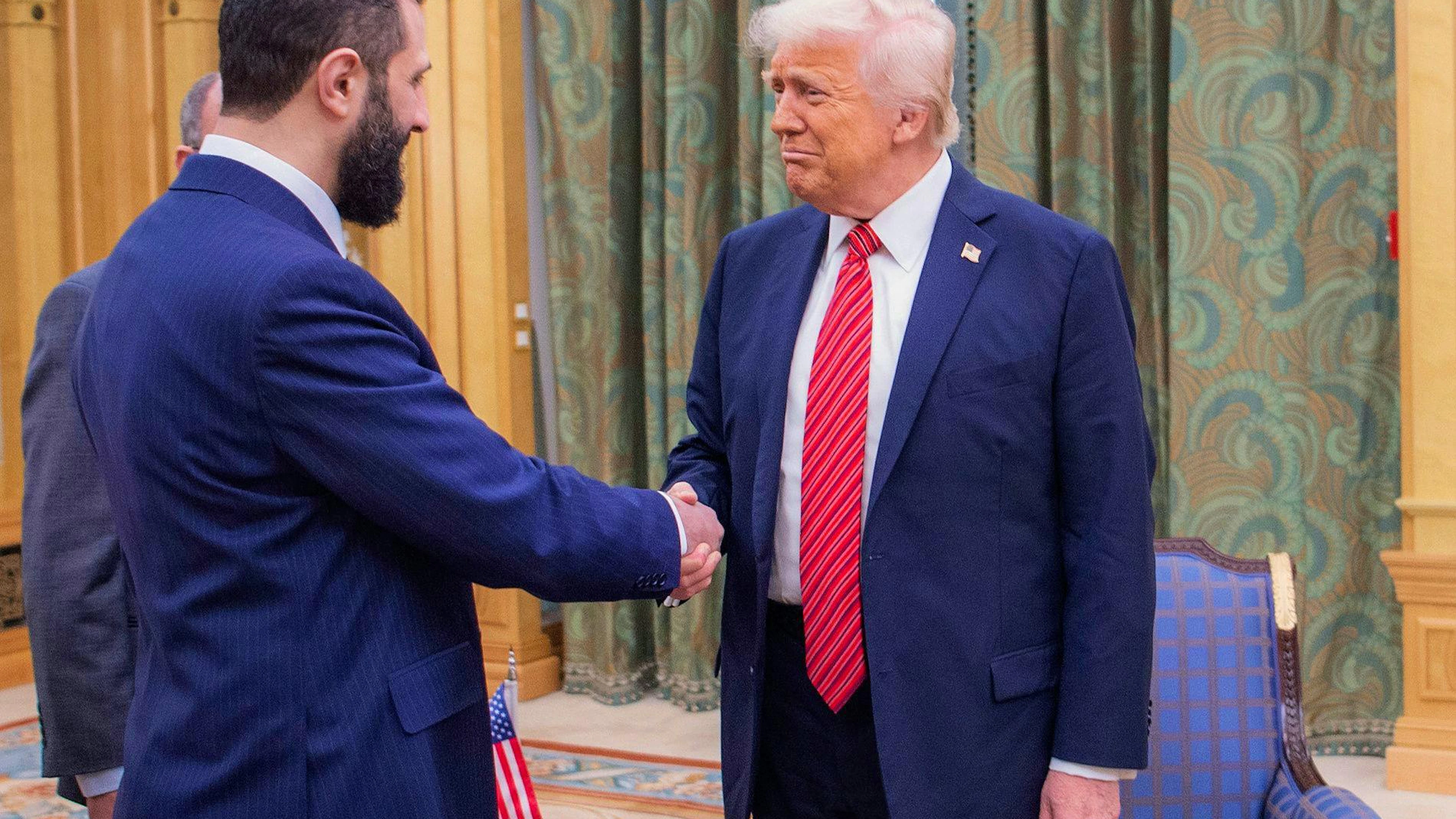 Il presidente Donald Trump, a destra, stringe la mano al presidente ad interim siriano Ahmad al-Sharaa, a Riyadh, in Arabia Saudita, il 14 maggio 2025.