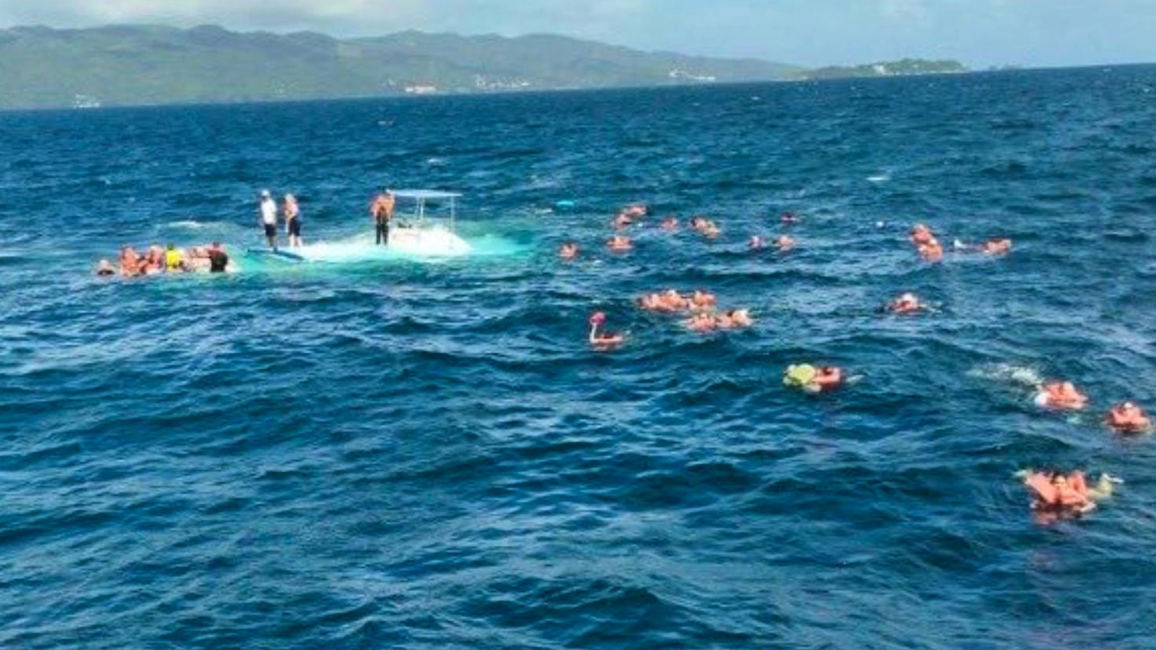 Die Passagiere mussten sich schwimmend retten.