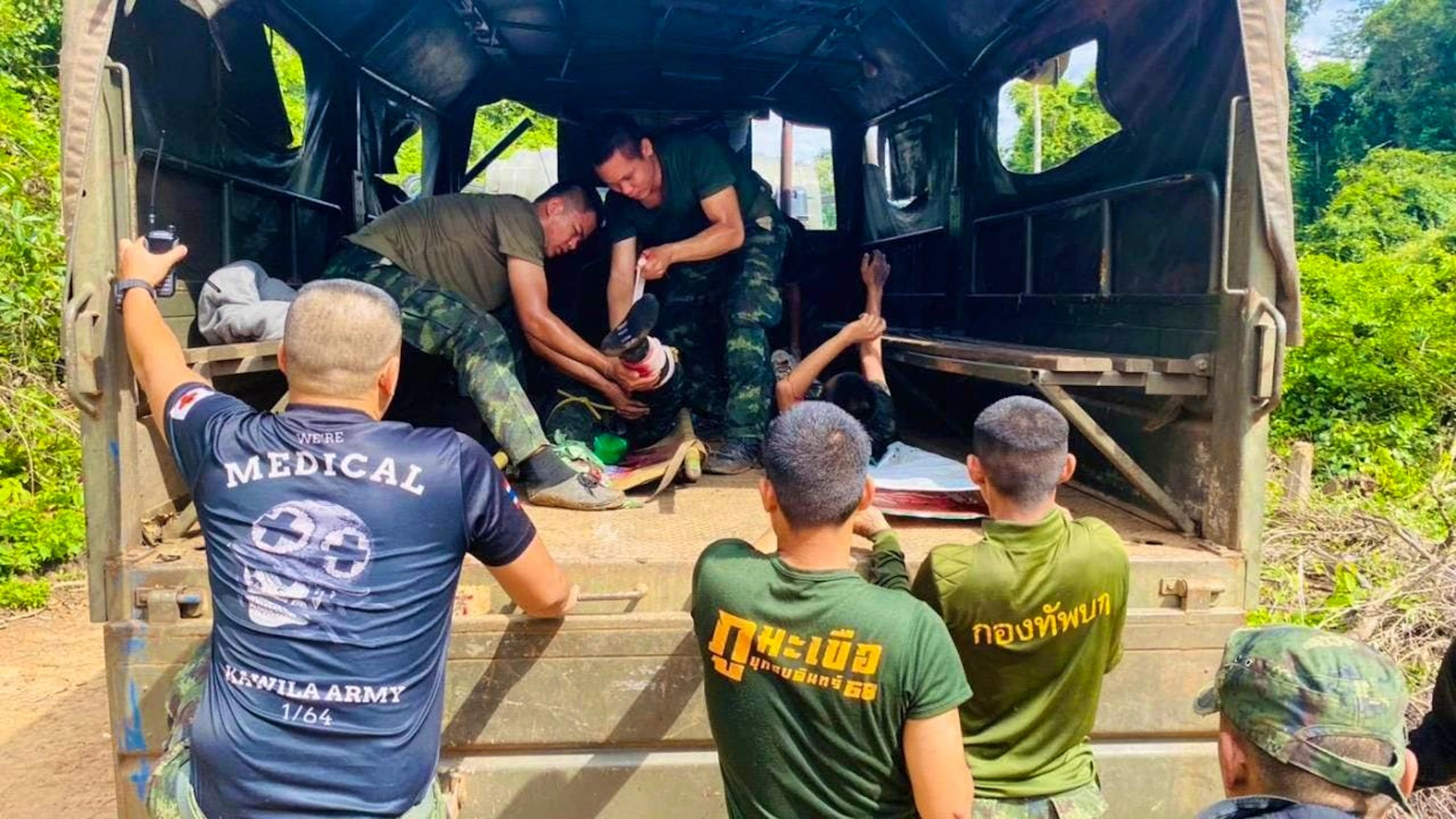 HANDOUT - Auf diesem von der Königlich Thailändischen Armee veröffentlichten Foto werden zwei thailändische Soldaten, die während einer Patrouille nahe der thailändisch-kambodschanischen Grenze durch eine Landmine verletzt wurden, in der thailändischen Provinz Sisaket behandelt, bevor sie in ein Krankenhaus gebracht werden. Foto: Uncredited/Royal Thai Army/AP/dpa - ACHTUNG: Nur zur redaktionellen Verwendung und nur mit vollständiger Nennung des vorstehenden Credits