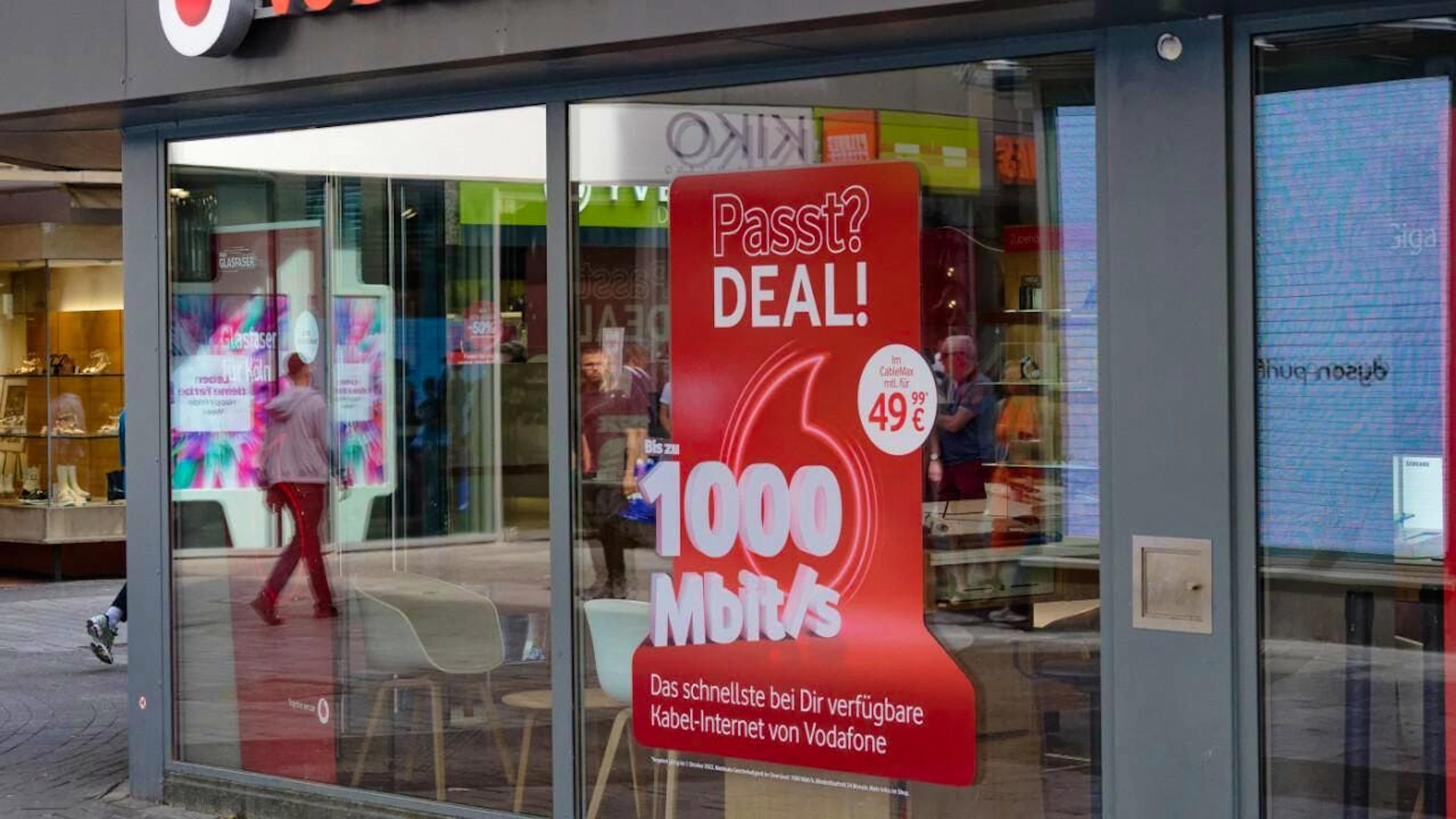 Face à des performances en berne ces dernières années, Vodafone a supprimé 10'000 emplois, vendu ses branches espagnoles et italiennes et a bouclé sa fusion avec l'opérateur Three au Royaume-Uni. (archives)