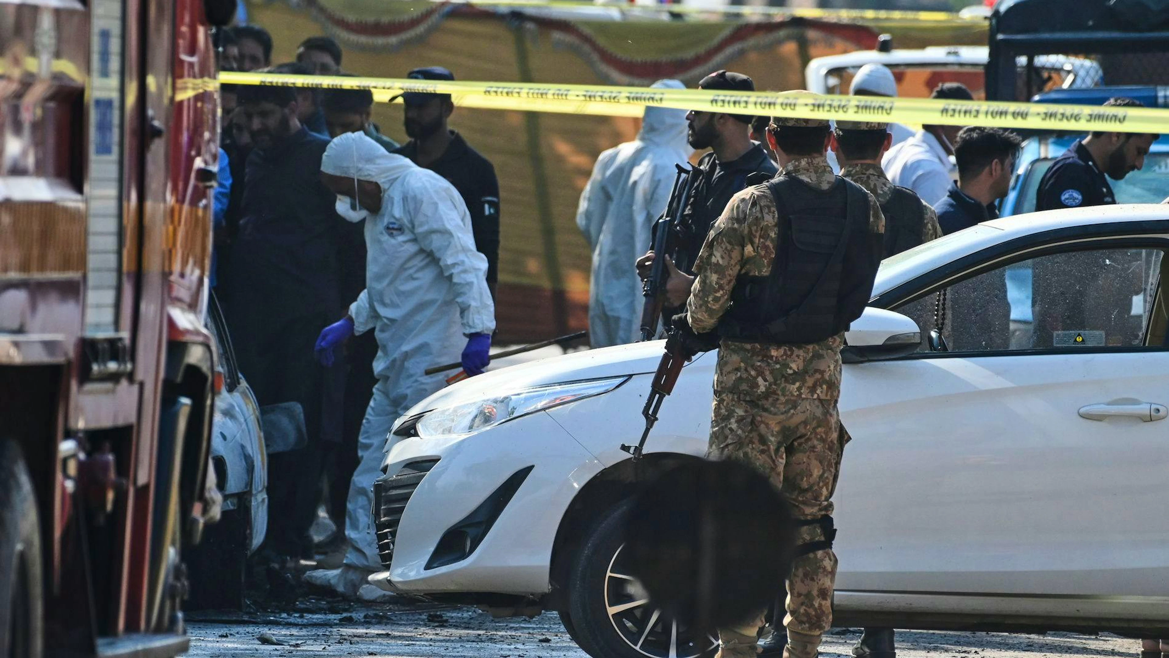 È di almeno 12 morti e 36 feriti il bilancio di una forte esplosione avvenuta all'esterno di un tribunale della capitale pakistana.