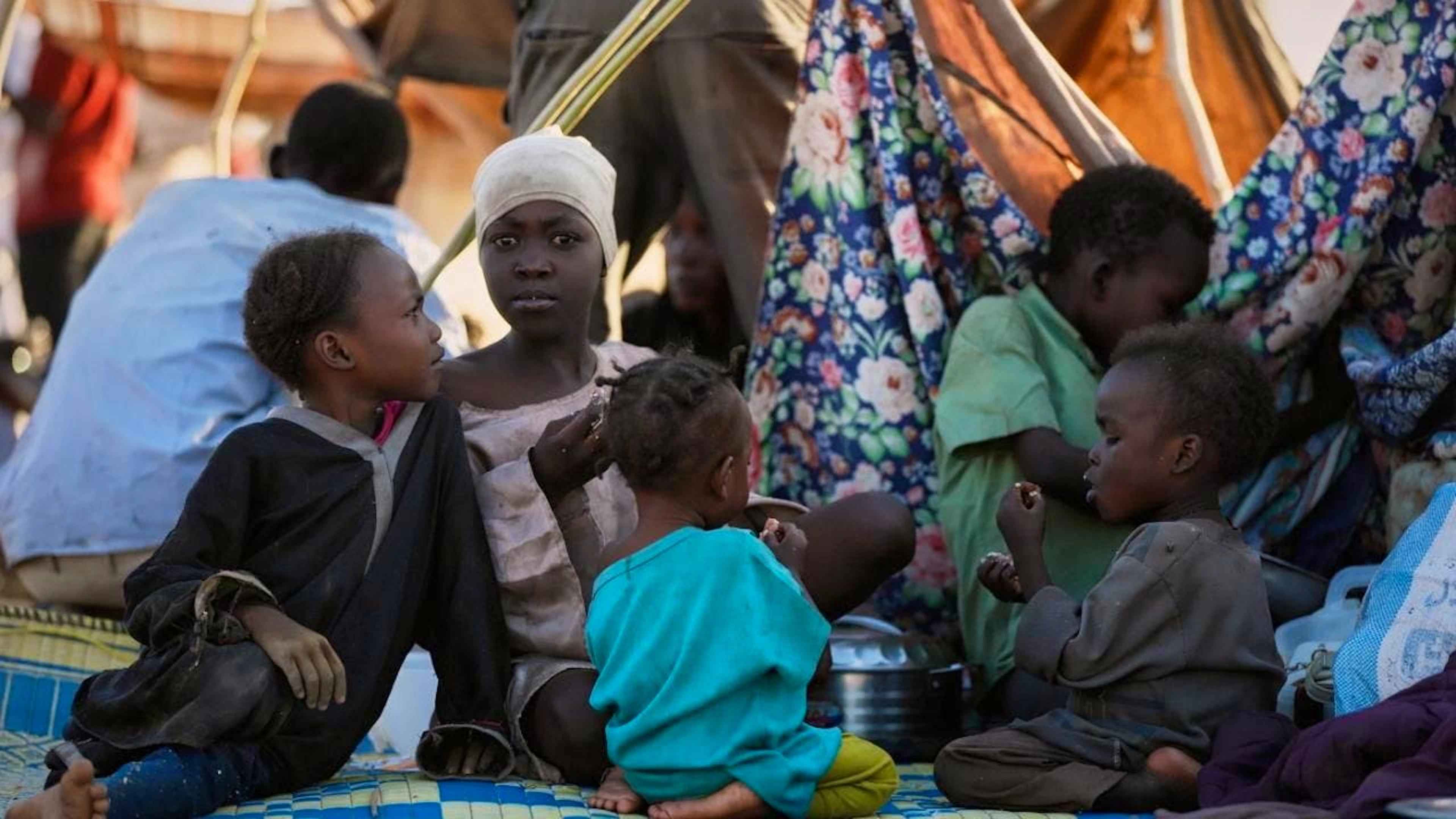 HANDOUT - Dieses von UNICEF veröffentlichte Foto zeigt vertriebene Kinder und Familien aus Al-Faschir in einem Flüchtlingslager, in dem sie Zuflucht vor den Kämpfen zwischen Regierungstruppen und der RSF gesucht haben. Foto: Mohammed Jammal/UNICEF/AP/dpa - ACHTUNG: Nur zur redaktionellen Verwendung und nur mit vollständiger Nennung des vorstehenden Credits