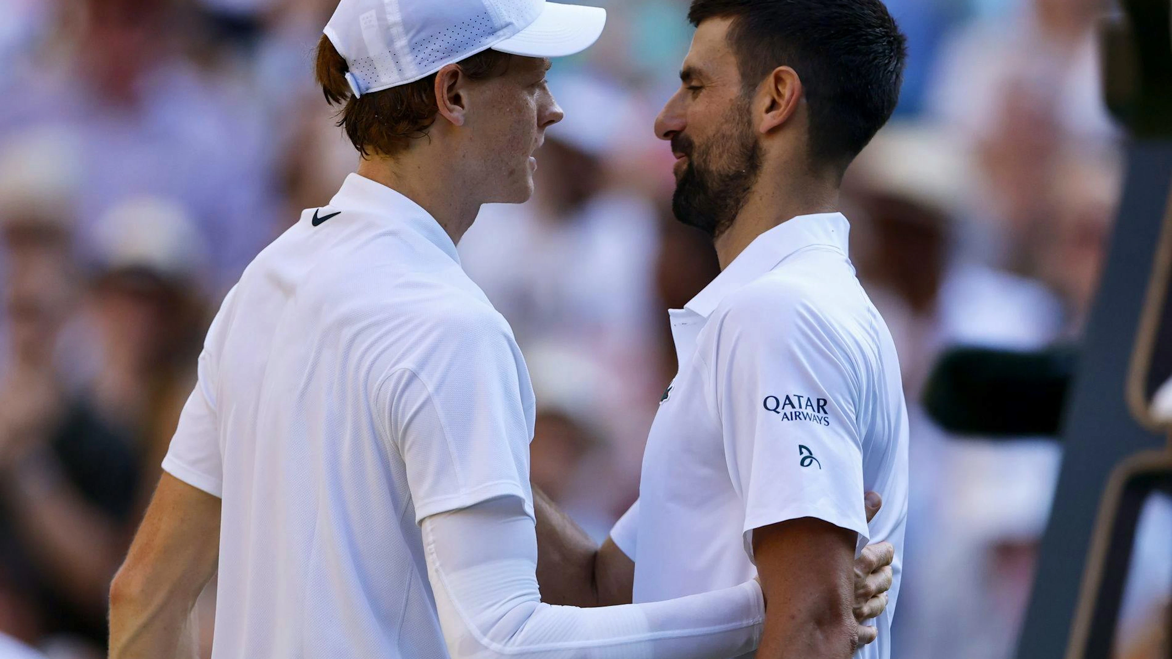 Jannik Sinner (sinistra) e Novak Djokovic in occasione dell'ultima edizione di Wimbledon.