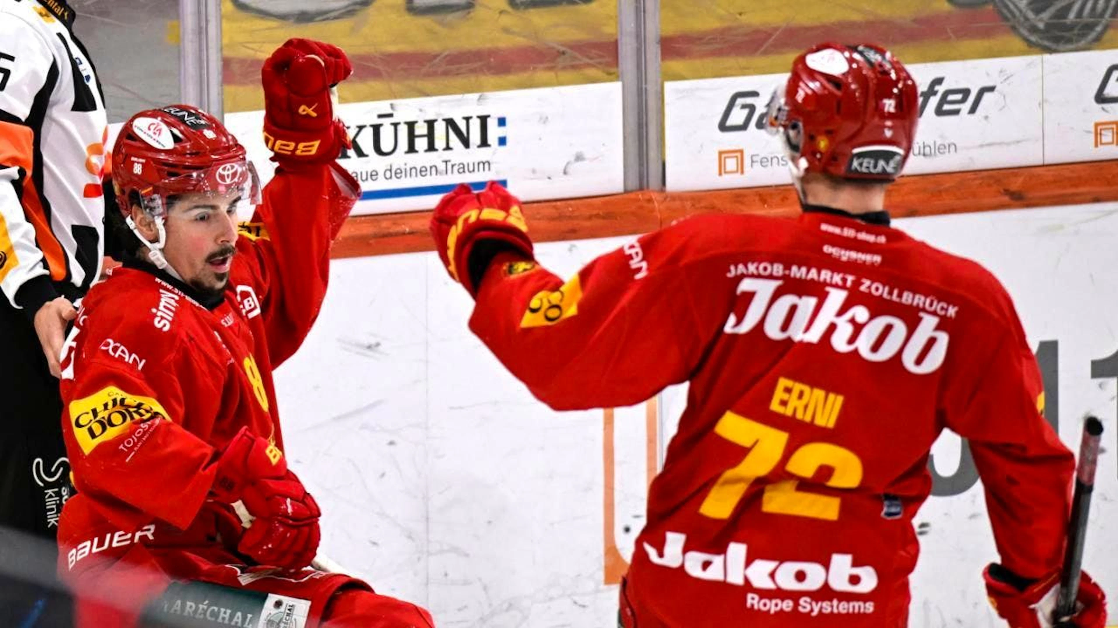 Ein seltenes Doppelpack: Jérôme Bachofner (li.) freut sich mit Samuel Erni über den Sieg gegen Lugano.