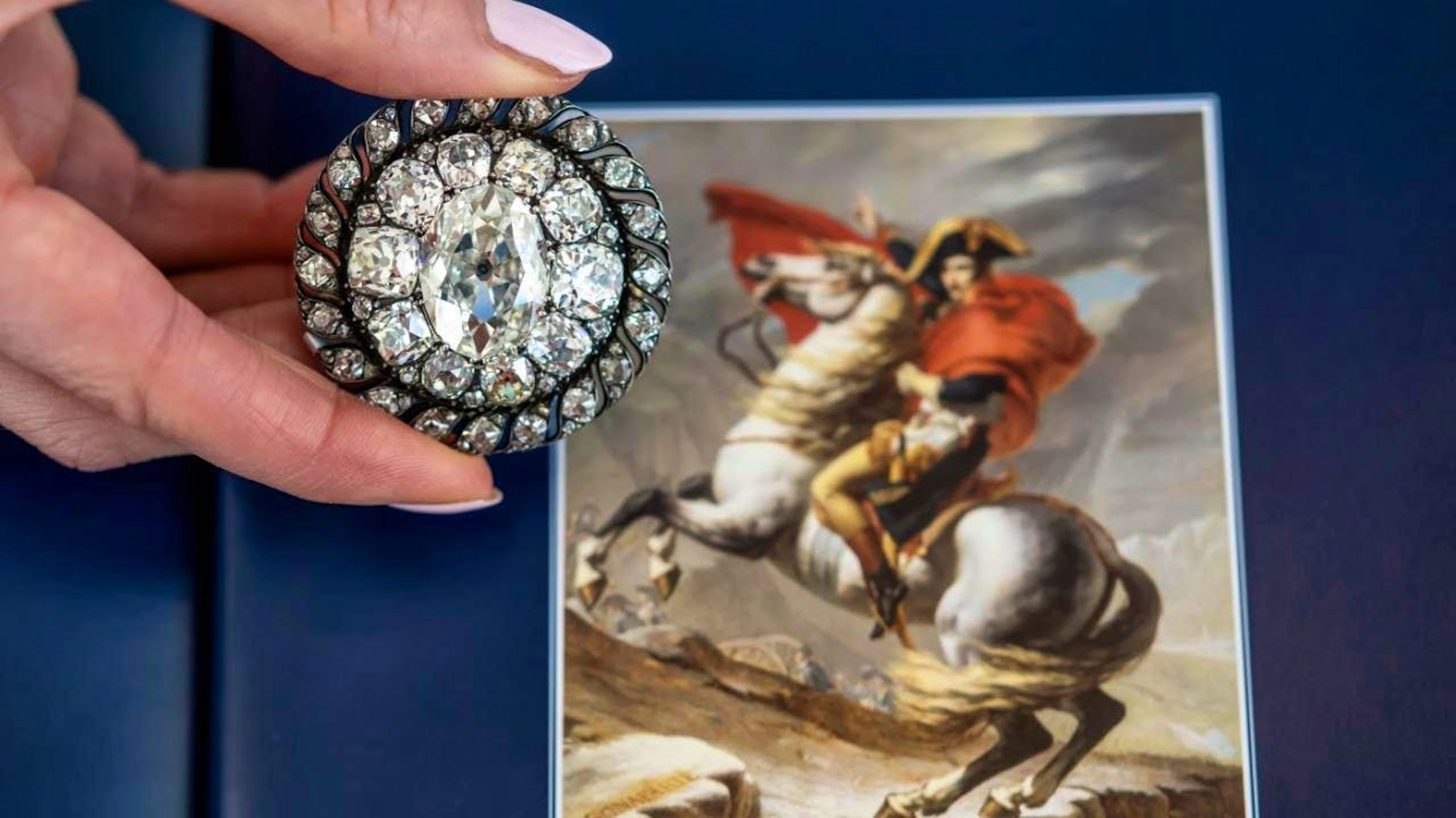 La spilla faceva parte degli effetti personali che l'imperatore aveva dovuto abbandonare durante la fuga da Waterloo.