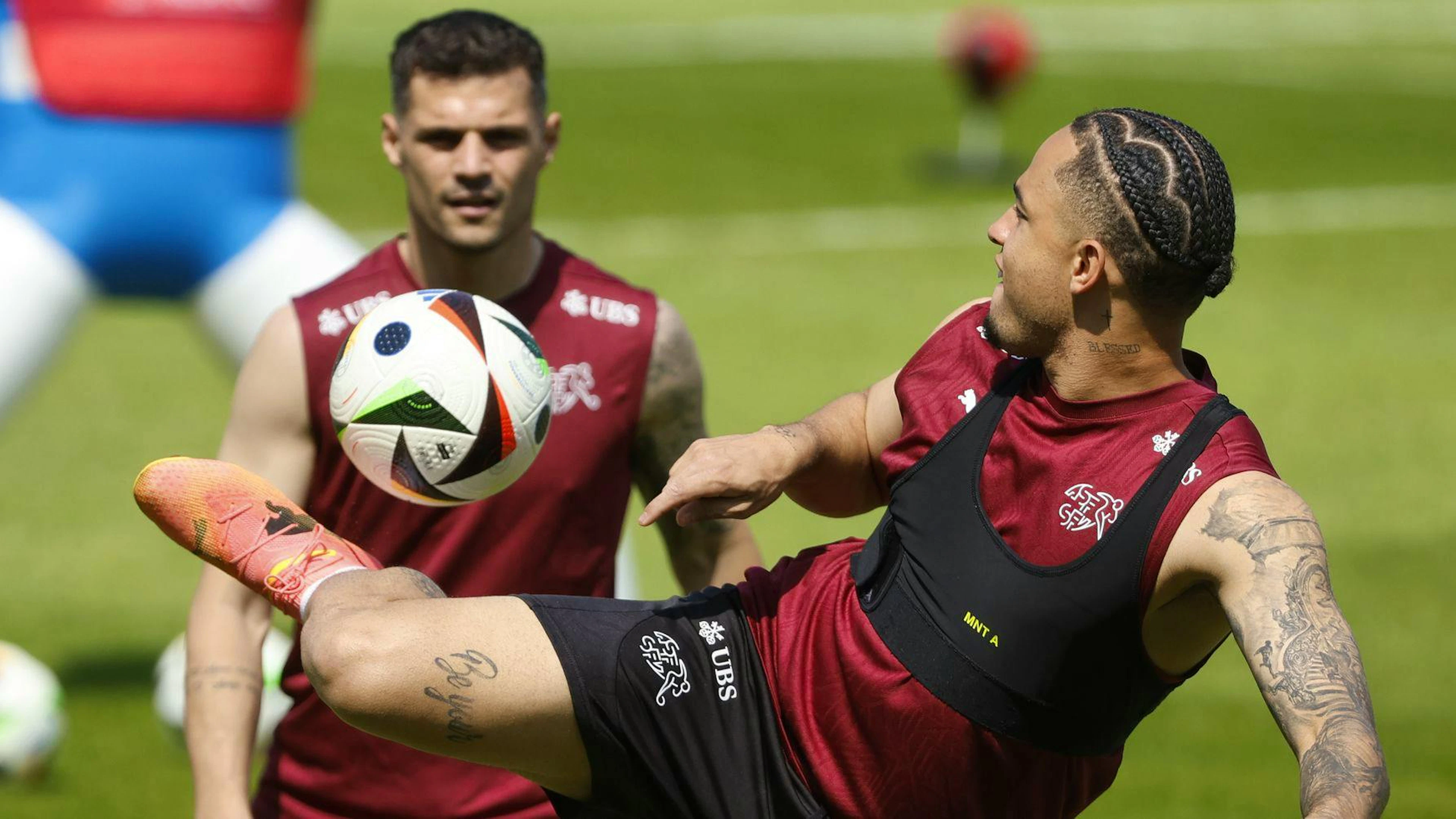 Xhaka und Okafor (vorne) im Nati-Training während der EM 2024 in Stuttgart.