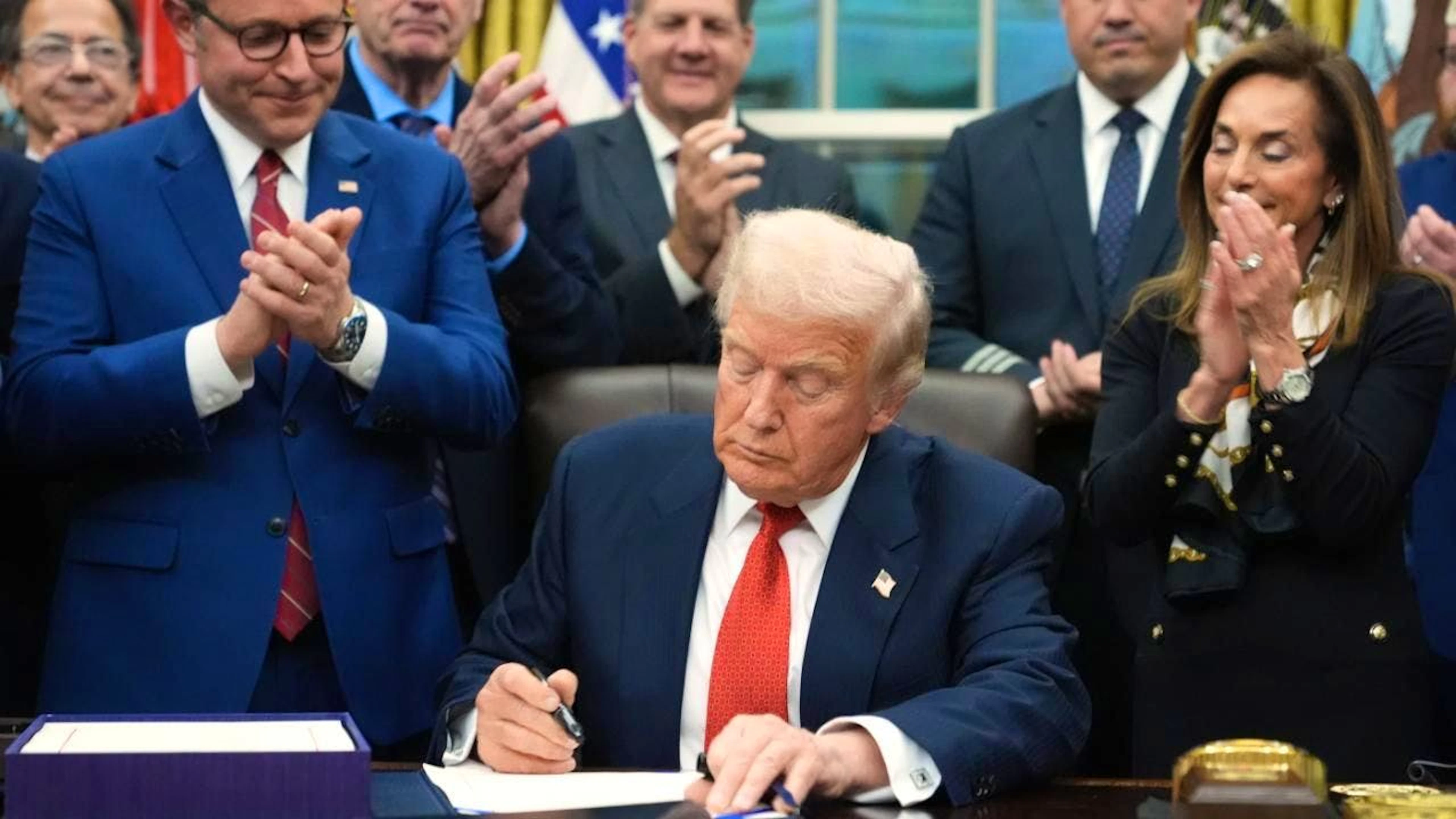 US-Präsident Donald Trump unterzeichnet ein Gesetzespaket zum Ende des wochenlangen Teilstillstands der US-Regierungsgeschäfte. Foto: Jacquelyn Martin/AP/dpa