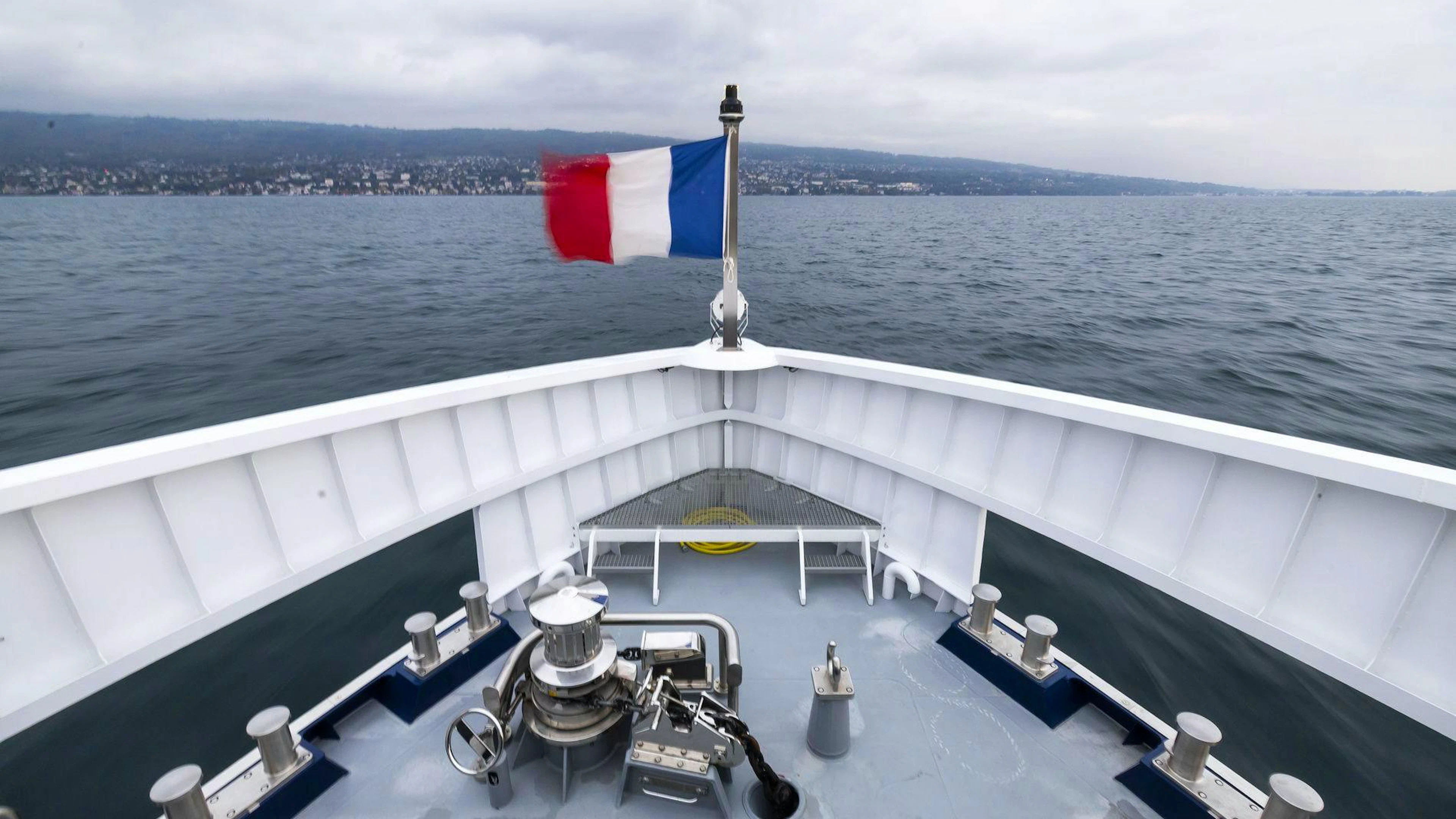 Un drapeau Francais est photographie sur bateau Naviexpress "Evian-les-Bains" de la CGN (Compagnie Genérale de Navigation) ce mercredi 15 octobre 2025 au large de Lausanne. Le Naviexpress est un ferry de transport de personnes destine au transport transfrontalier sur le lac Leman entre la rive vaudoise (Lausanne) et la rive française (Evian-les-Bains). (KEYSTONE/Cyril Zingaro)