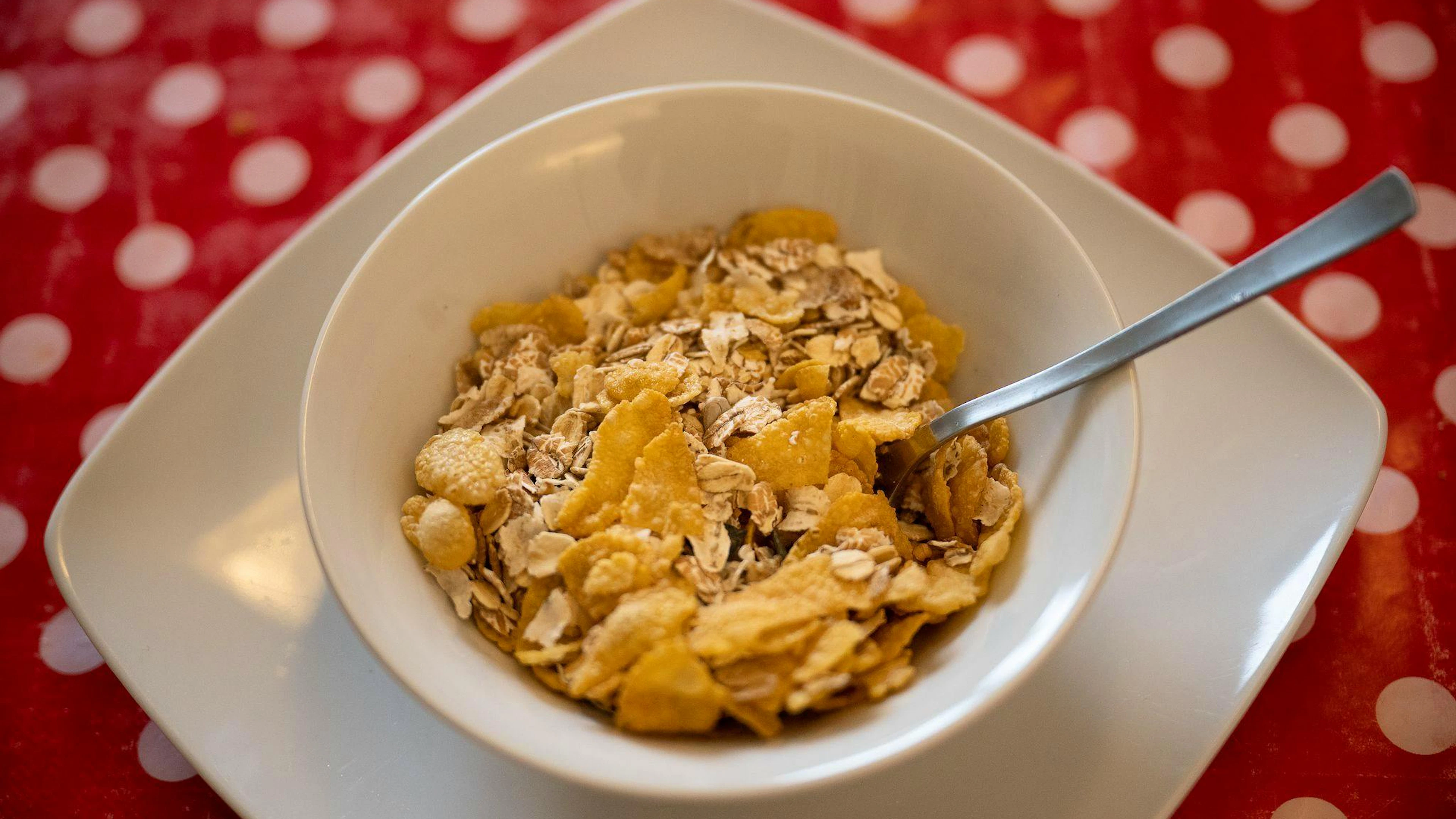 Oft wird behauptet, dass man nur dann leistungsfähig in den Tag starten kann, wenn man vorher gefrühstückt hat. Vielen Menschen ist aber nicht gleich nach dem Aufstehen danach, zu frühstücken. Viele trinken lieber Kafi und essen später – und das ist okay. Wichtig ist, dass die Ernährung insgesamt ausgewogen ist. Nicht jeder braucht einen Zmorge, um morgens fit zu sein.