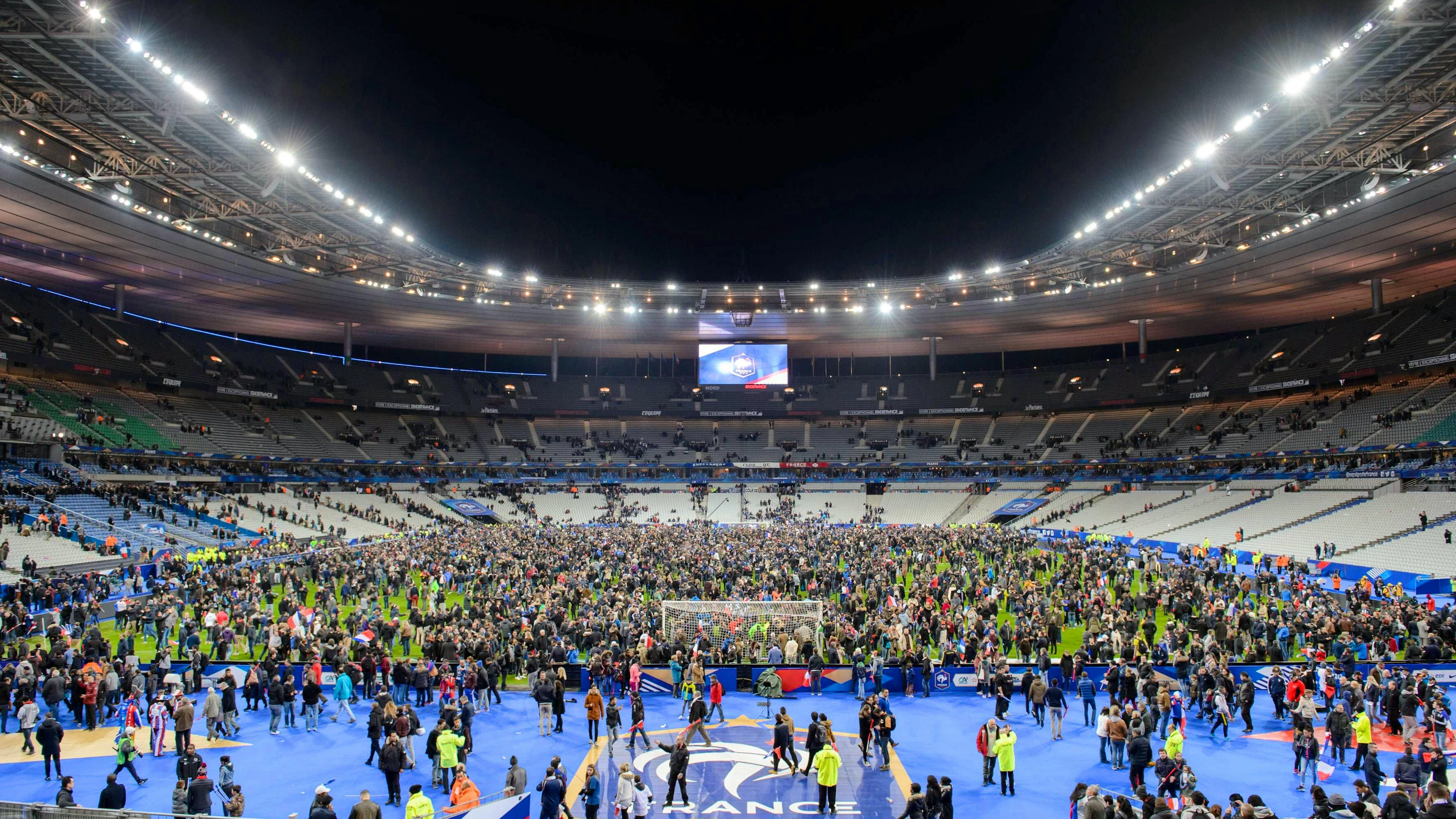 Nach dem Spiel stehen die Fans beider Mannschaften auf dem Rasen und dürfen das Stadion nicht verlassen.