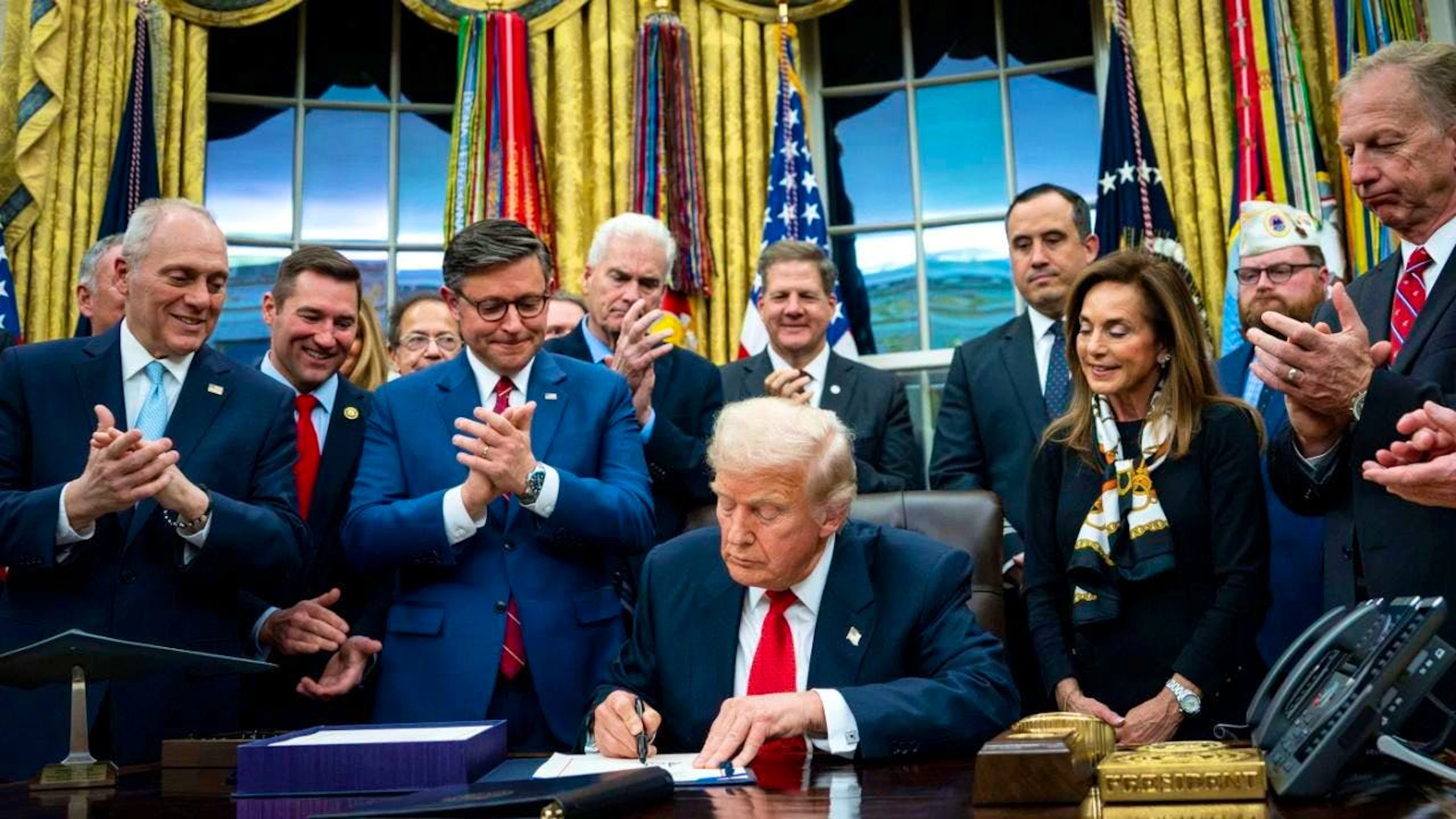 Donald Trump firma il provvedimento approvato dal Congresso per mettere fine allo shutdown più lungo della storia americana, durato 43 giorni.