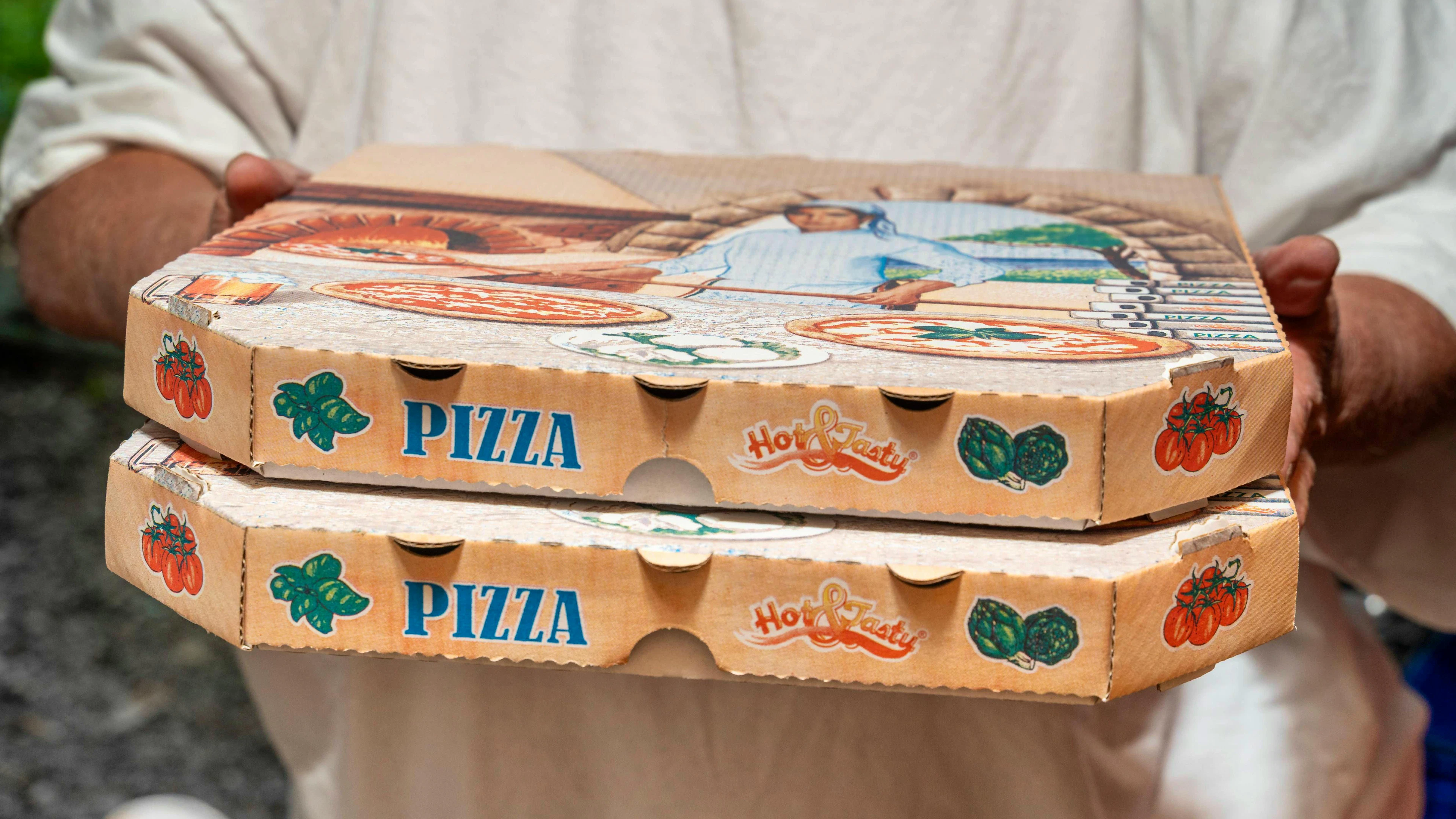 Den angeblichen Pizzaboten gibt es nicht. Das Geld geht in die Tasche des Betrügers.