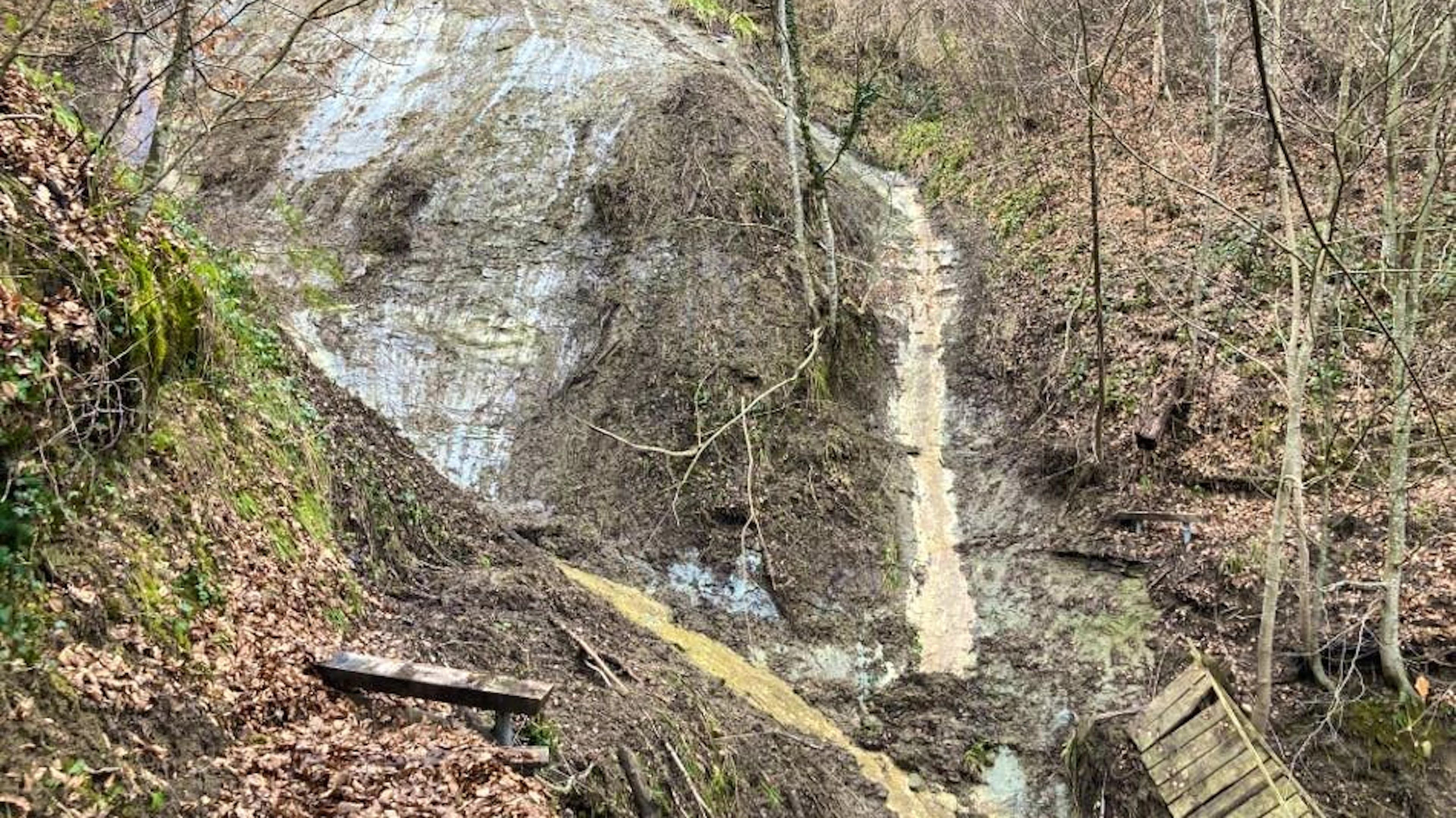 Wooden footbridge destroyed in landslide: more than 70 Swiss hiking trails are no longer passable due to natural events or imminent dangers.