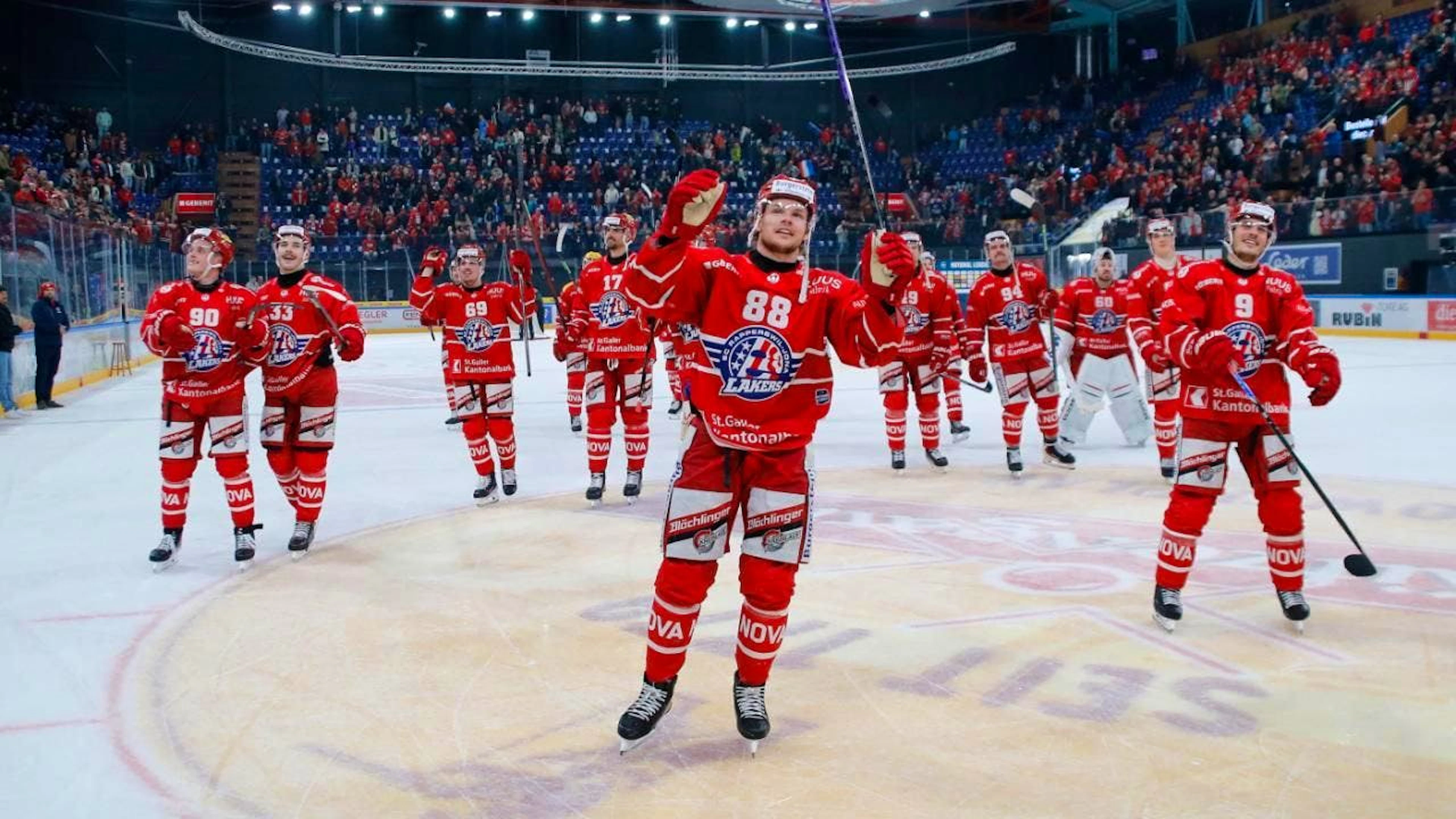 Die Spieler der Rapperswil-Jona Lakers lassen sich nach der Wende gegen Kloten von den Fans feiern