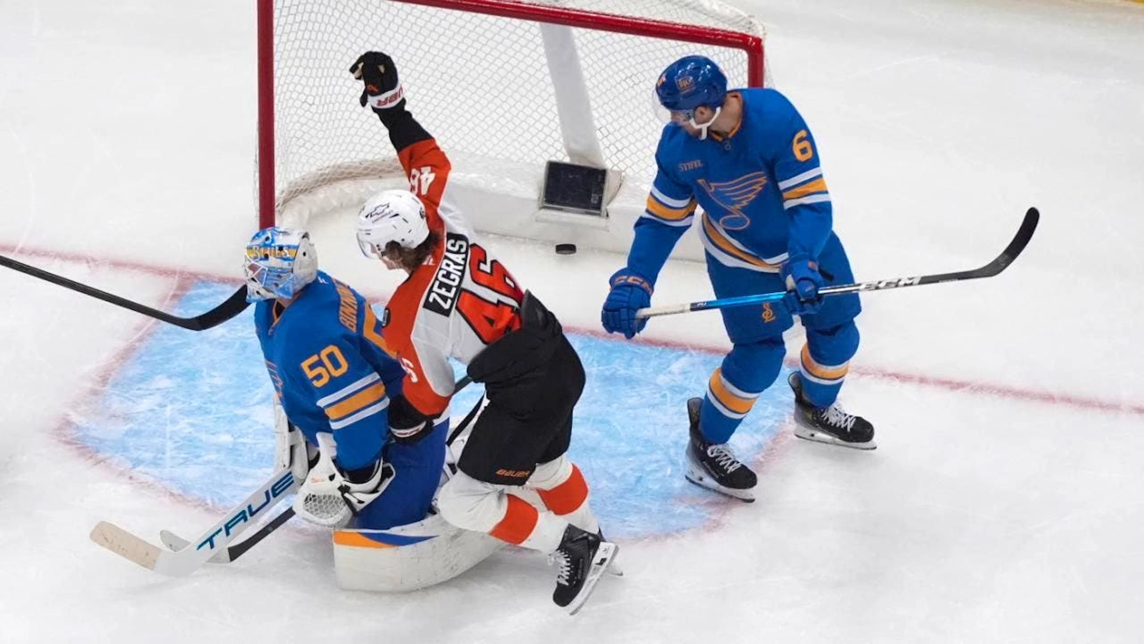 Philadelphias Trevor Zegras (Mitte) jubelt im Mitteldrittel über sein Tor zum 3:3-Ausgleich auswärts gegen die St. Louis Blues