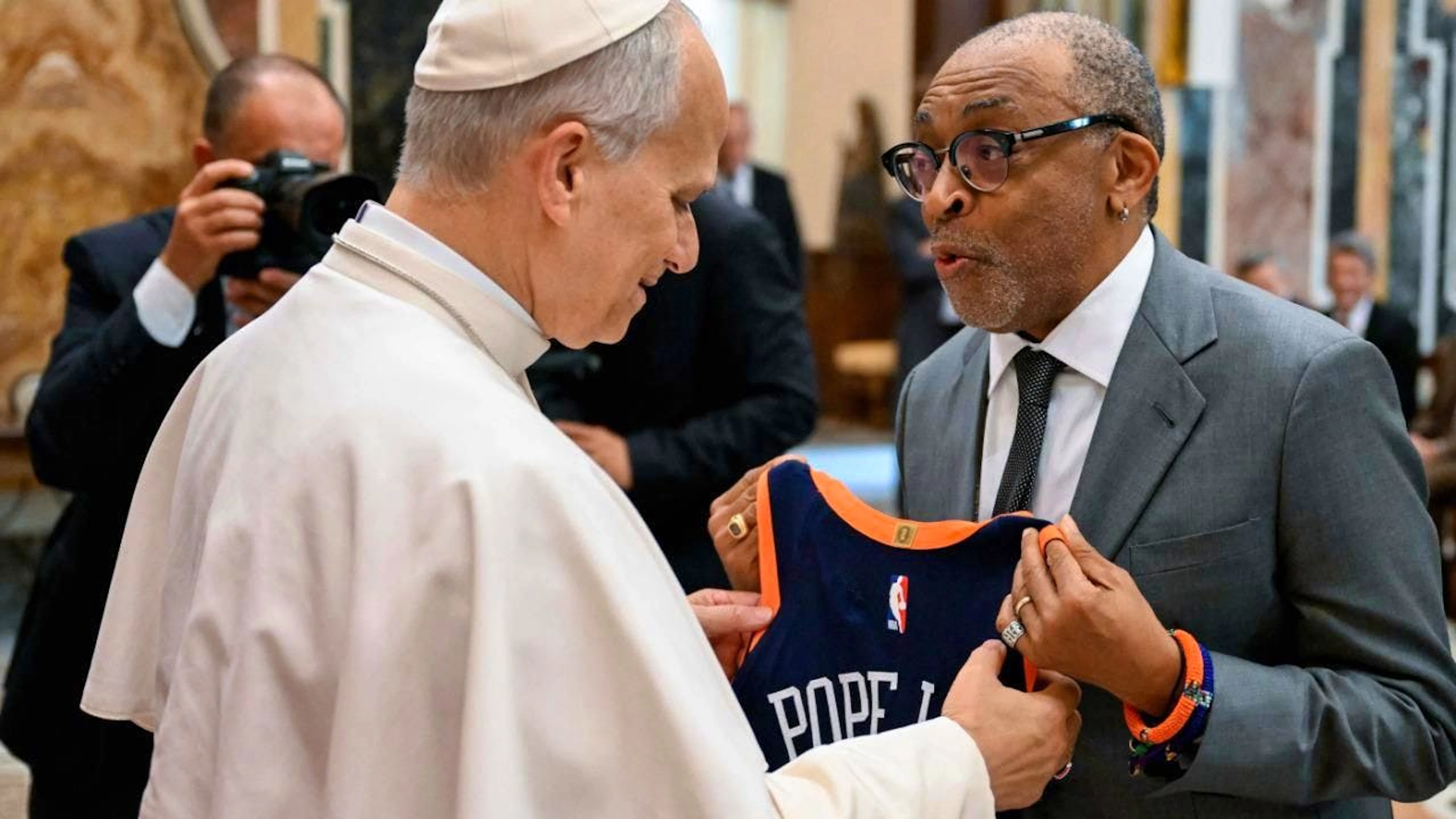 Le Pape a reçu maillot des New-York Knicks des mains du réalisateur Spike Lee.