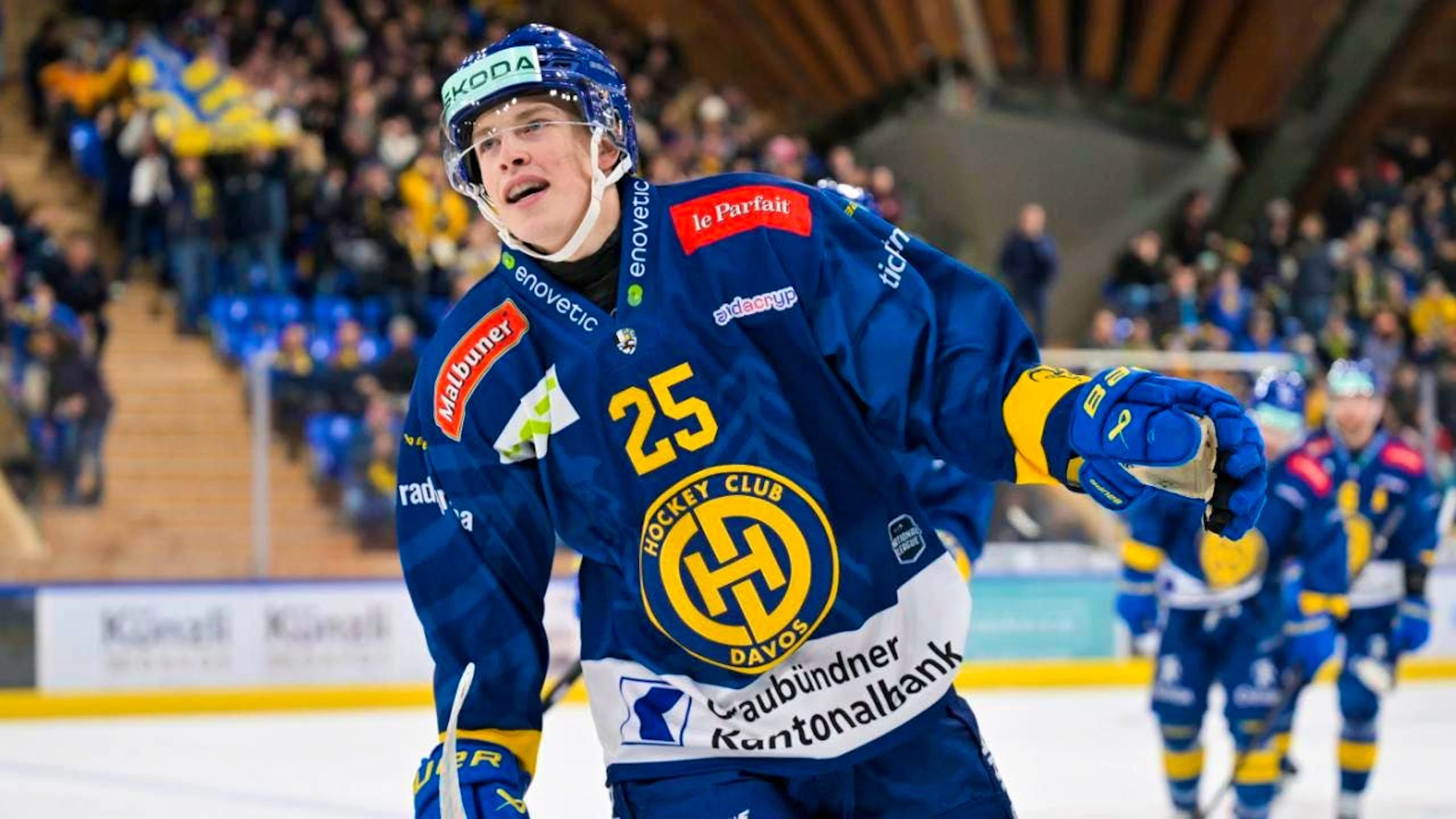 Beni Waidacher erzielt sein erstes Tor in der National League für den HC Davos