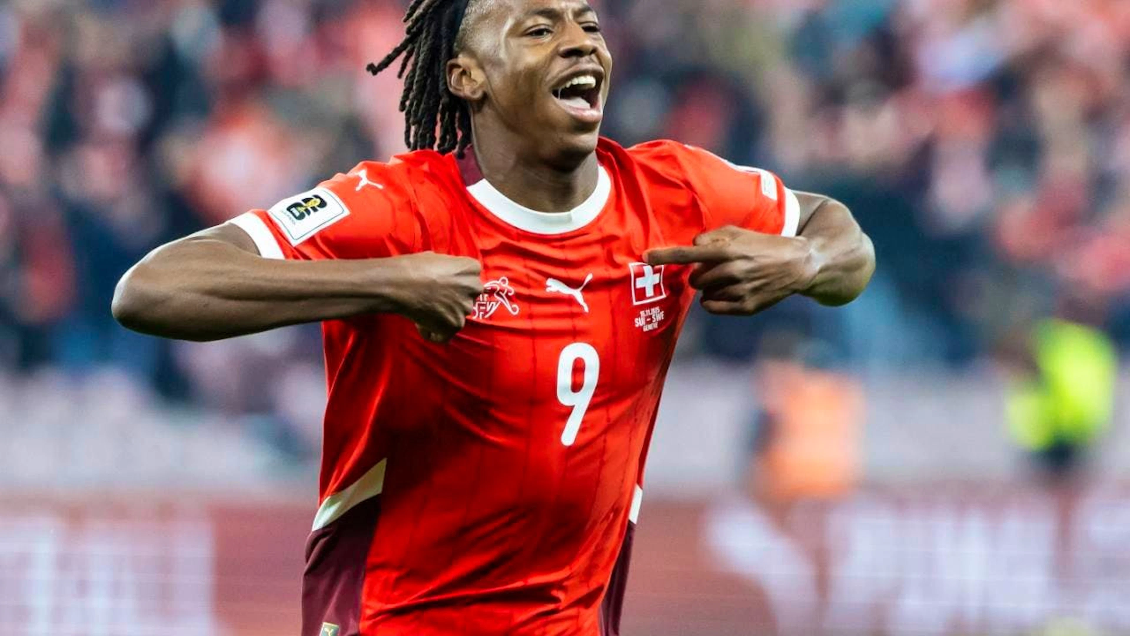Johan Manzambi bejubelt seinen Treffer im Heimspiel gegen Schweden